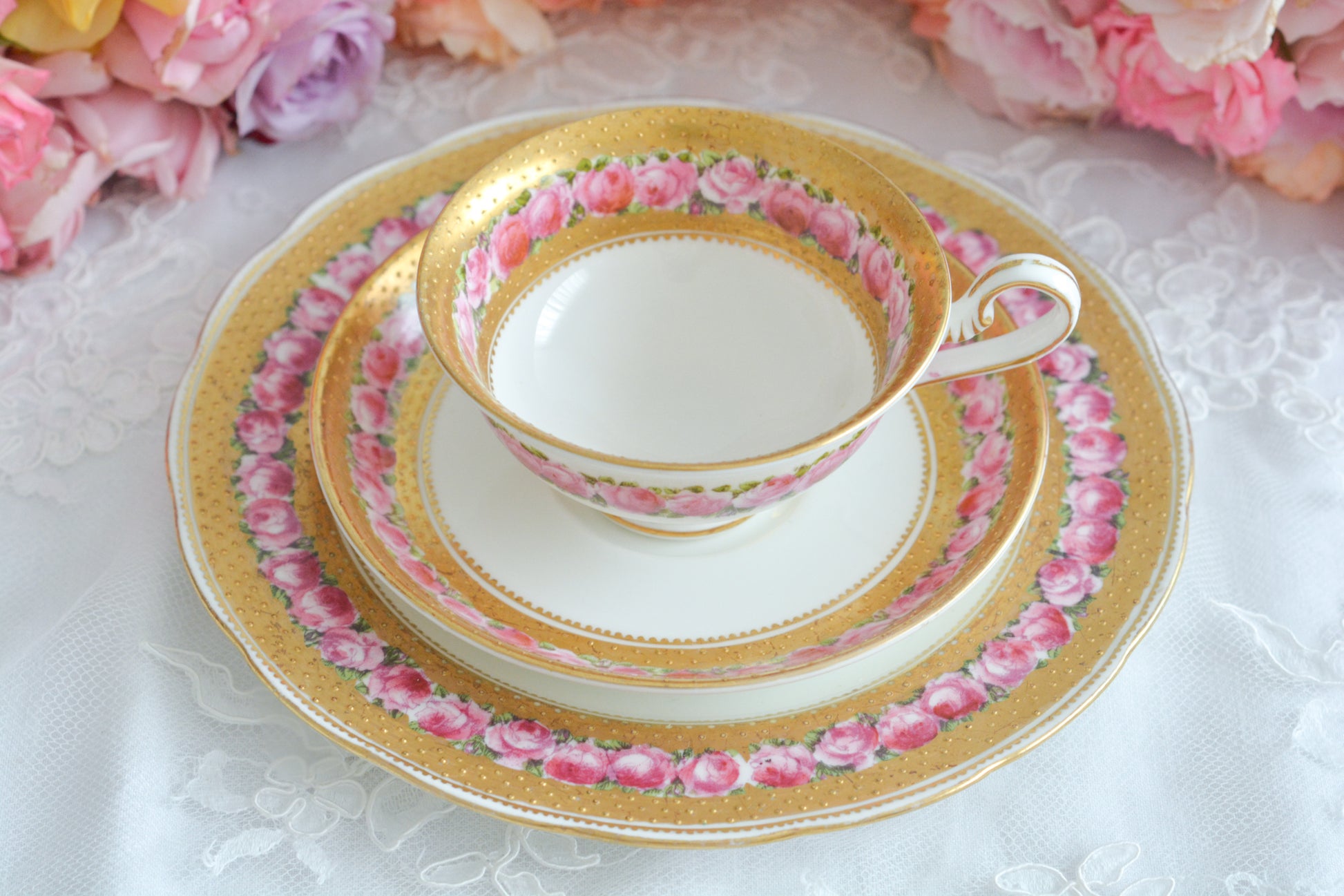 ジョージ・ジョーンズ・クレッセントのとても可憐なティートリオです。立体的なドットが豪華な金彩に可憐なバラが描かれたとても美しいお品です。ジョージ・ジョーンズ・クレッセントは華やかで可愛らしい雰囲気の作品をたくさん作ったメーカーです。クレッセントの可憐な世界観のファンの方も多いです。私もその一人。乙女心をくすぐられて、つい集めたくなってしまうそんな魅力があります。