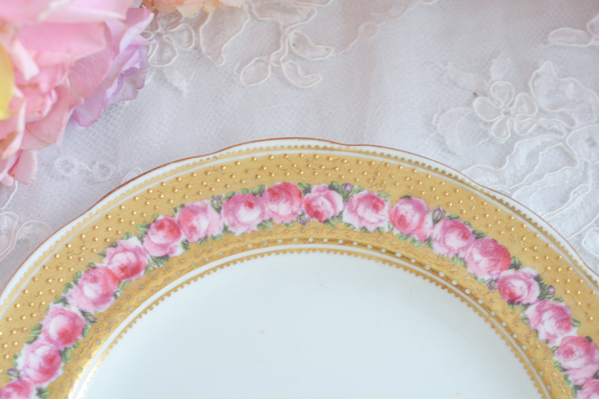 ジョージ・ジョーンズ・クレッセントのとても可憐なティートリオです。立体的なドットが豪華な金彩に可憐なバラが描かれたとても美しいお品です。ジョージ・ジョーンズ・クレッセントは華やかで可愛らしい雰囲気の作品をたくさん作ったメーカーです。クレッセントの可憐な世界観のファンの方も多いです。私もその一人。乙女心をくすぐられて、つい集めたくなってしまうそんな魅力があります。