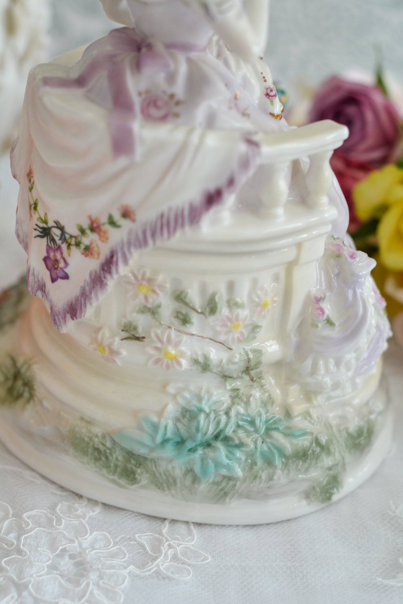 ロイヤルウースターの「THE GRACEFUL ARTS」シリーズの「EMBROIDERY」というフィギュリン。名前の通り、刺繍をしている貴婦人のフィギュリンで2500体しか製造されていない貴重なフィギュリンです。とても凝った作りで、椅子に座っている刺繍をしている貴婦人のドレスはもちろん、刺繍台、椅子もとても美しい作りになっています。そして、なんと、刺繍糸まで再現されている徹底ぶり!探すのがとても困難なフィギュリンなのも納得です。可愛らしい証明書付きです。