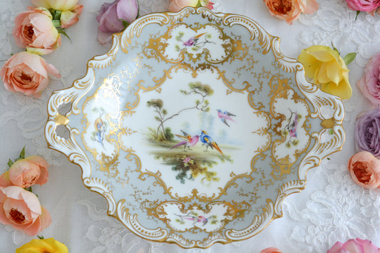 ハンドペイントで描かれた鳥と風景画の美しいサービングプレート。とても豪華なサービングプレートです。金彩の豪華な窓枠にそれぞれ鳥たちが描かれています。とても繊細なタッチで細かく描かれていて、職人さんの技術の高さが窺えます。とても小さなチップがあるのでお値打ちになっていますが、目立つものではありません。ティータイムに活躍してくれる美しいプレートです。