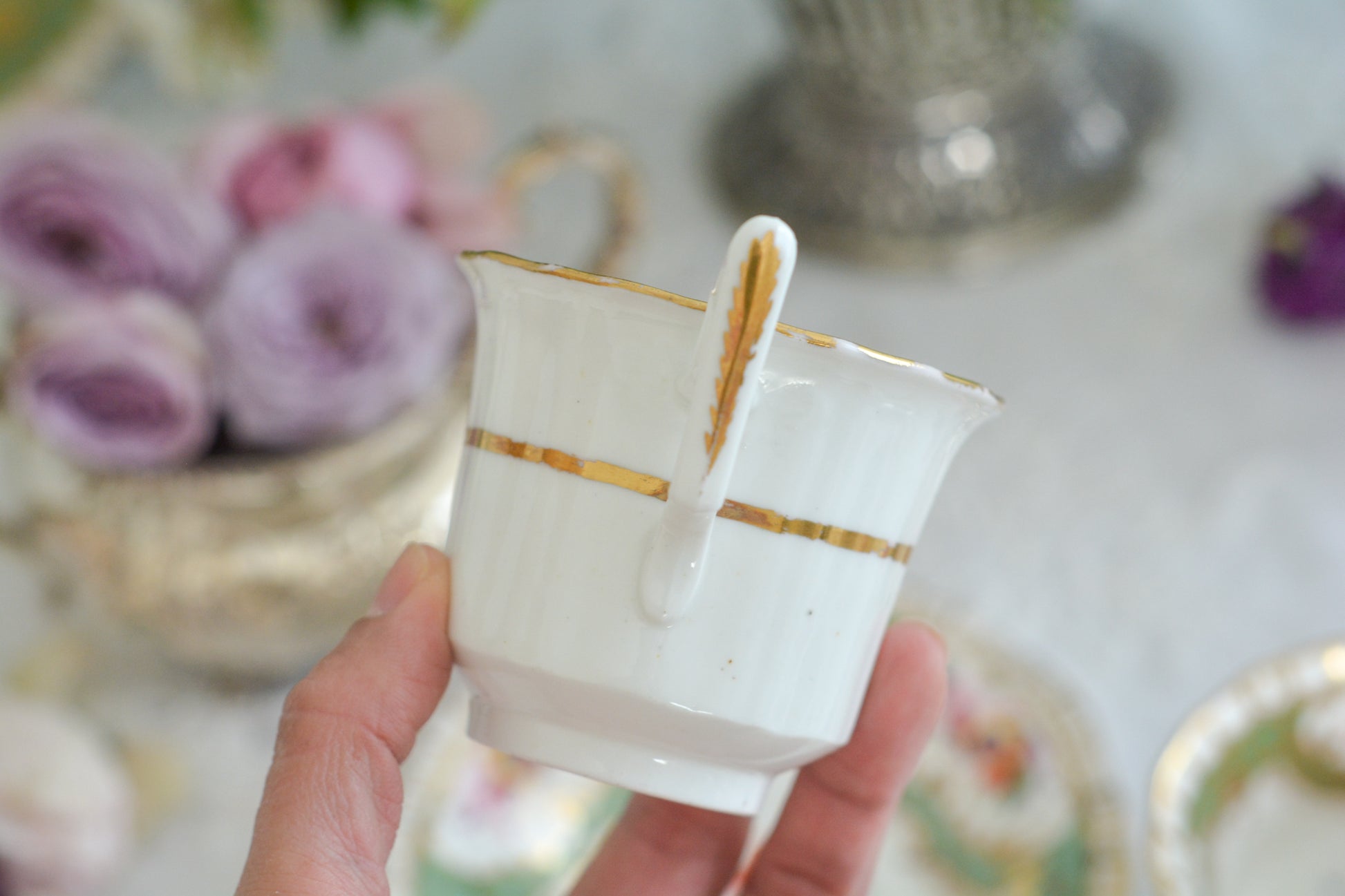 オールドイングリッシュハンドルが凛々しいトゥルートリオ。アップルグリーンの爽やかな色合いにハンドペイントで描かれた美しい花々が映えます。トゥルートリオは、ティーカップ、コーヒーカップ、ソーサーのセットでヴィクトリア時代の初期頃まではトリオといえばこちらが主流でした。今ではとても貴重になっています。紅茶もコーヒーも楽しめるのがいいですね。トゥルートリオとデザートプレートのセットです。