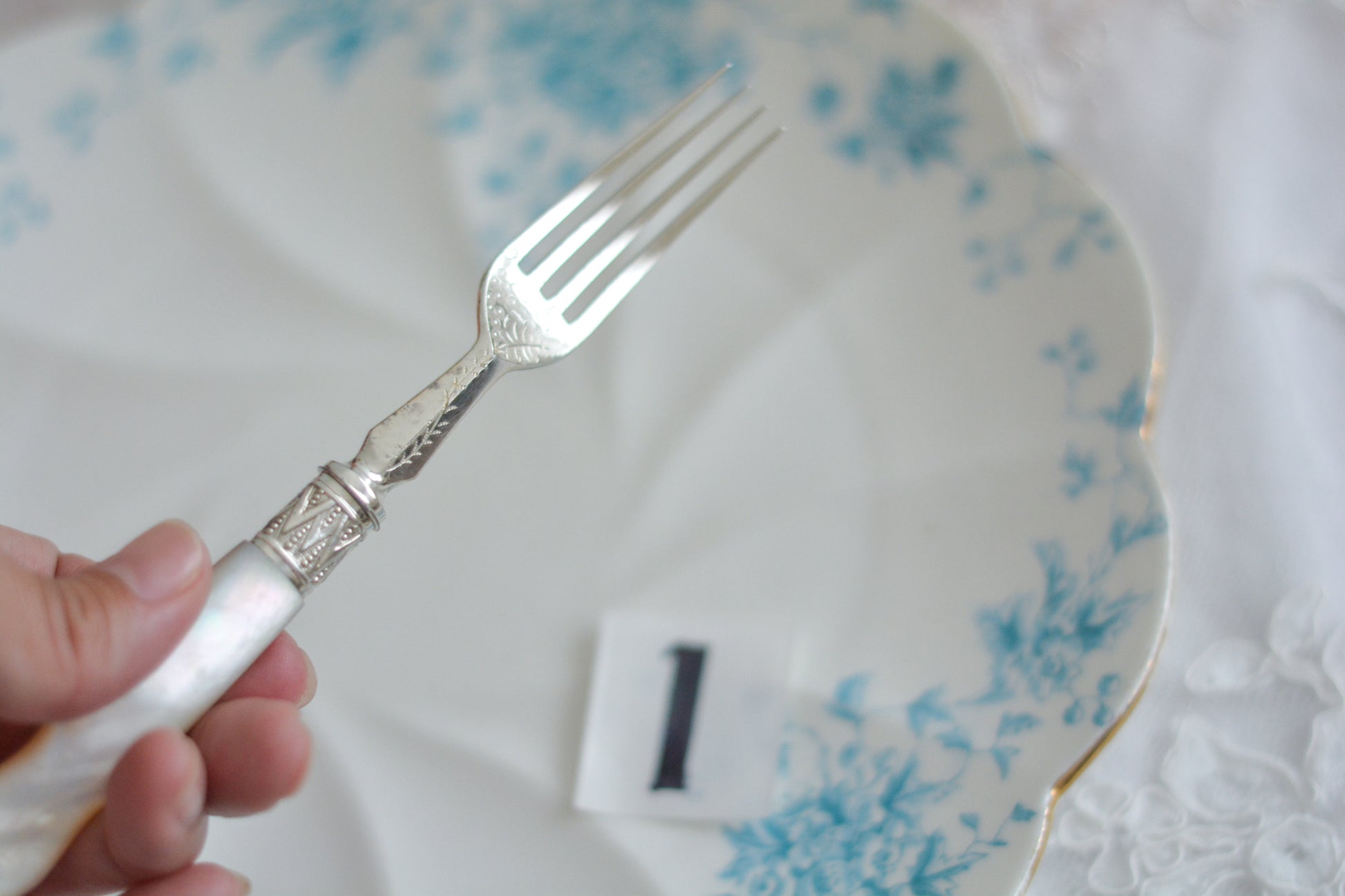 白蝶貝ハンドルと人気の丸刃のカトラリー。こちらは白蝶貝にも手彫りで模様が彫られています。シルバープレートのブレードに少しスレが見られます(状態を考慮した価格になっております)が、白蝶貝の優しい輝きと繊細な模様がとても美しいお品です。こちらは1組(フォークとナイフ2本セット)からご購入いただけます。①〜③からお選びください。