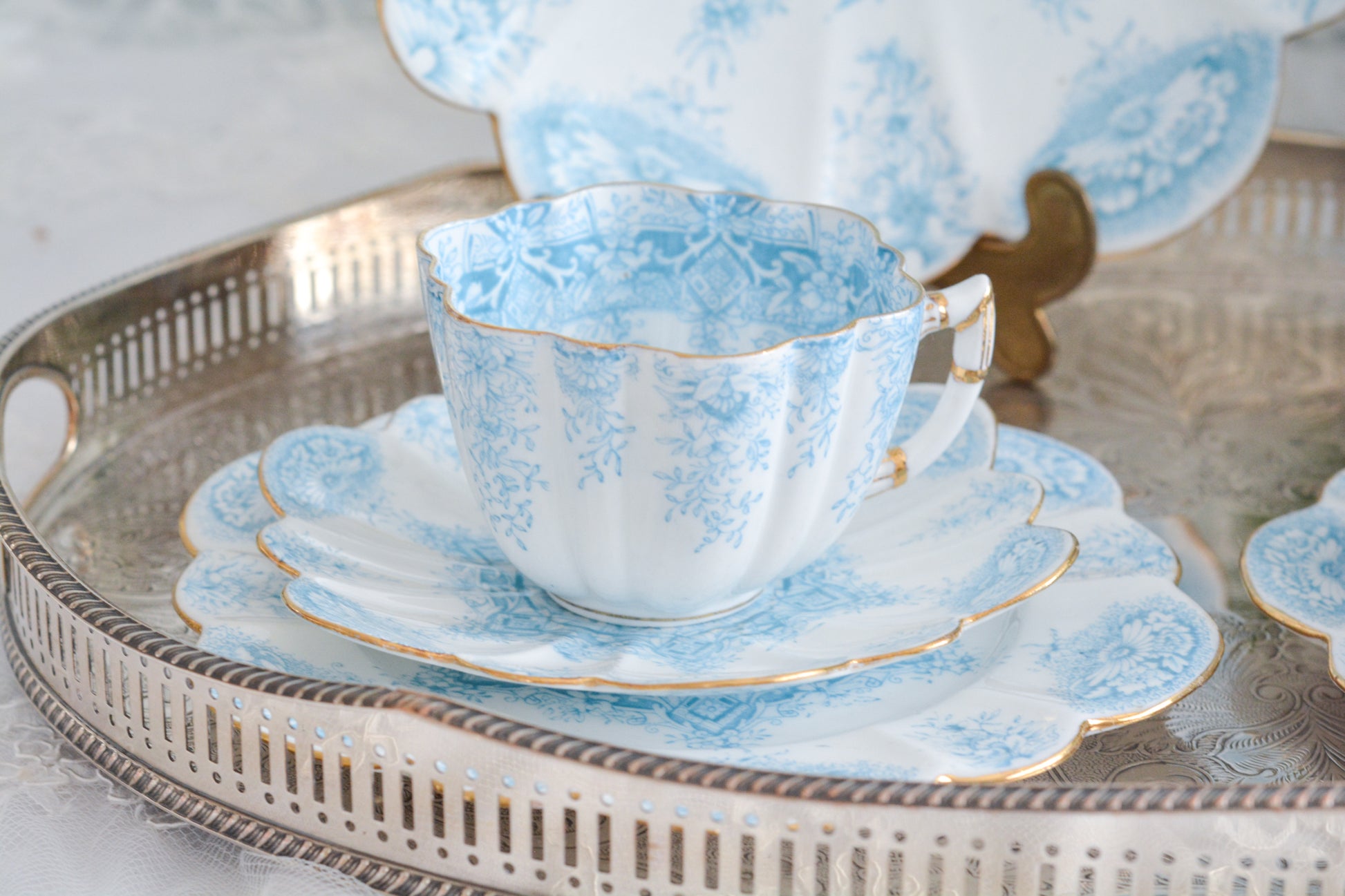 シェリーの前身、ワイルマンのパラダイスパターン貴重なティートリオです。このパラダイスパターンは、1890年に発表されたもので、ターコイズブルーの繊細な模様が大変美しいお品です。シェイプはデイジーシェイプと言われるシェイプで、美しい形にカップのハンドルも大変凝った作りになっています。探すのがとても困難なパラダイスパターンでぜひティータイムをお楽しみください。  こちらは①と②で状態が異なるため、コンディションをご確認いただき①〜②からお選びください。お揃いのプレートとミルクジャグも別で掲載しています。