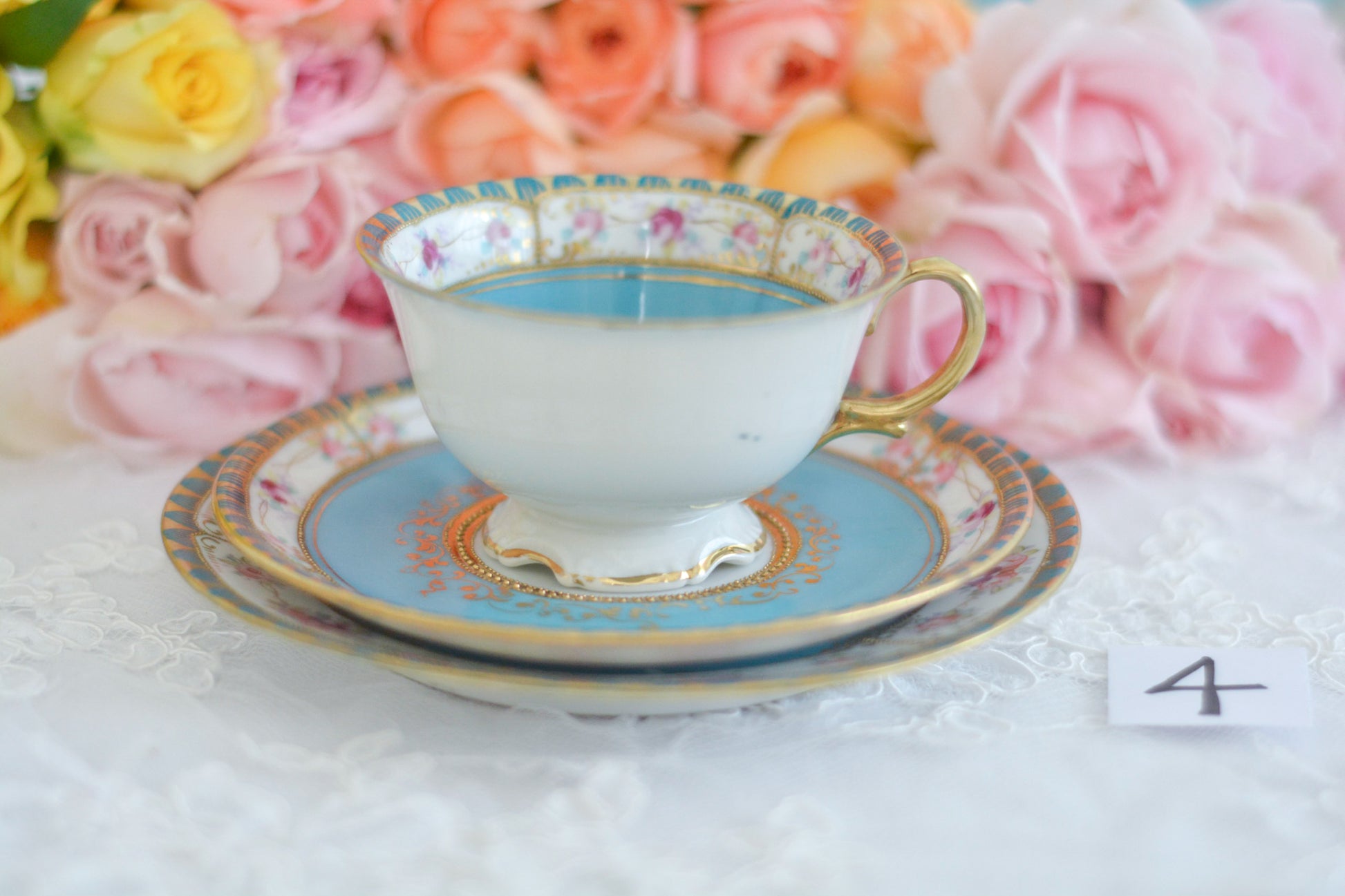 L&COという日本のメーカーのアンティーク里帰り品です。美しいターコイズブルーに金盛りの金彩、ハンドペイントで描かれた可憐なバラが上品なお品。1800年代後半頃からノリタケをはじめ日本からたくさんのメーカーが英国やアメリカに陶磁器を輸出していました。L&COは英国の老舗デパートリバティで販売されていたと言われています。キラキラしたティーセットがデパートに並べられている風景は、当時の人々の目と心を楽しませていたことでしょう。オールドニッポンの美しいティーカップでティータイムをお楽しみください。