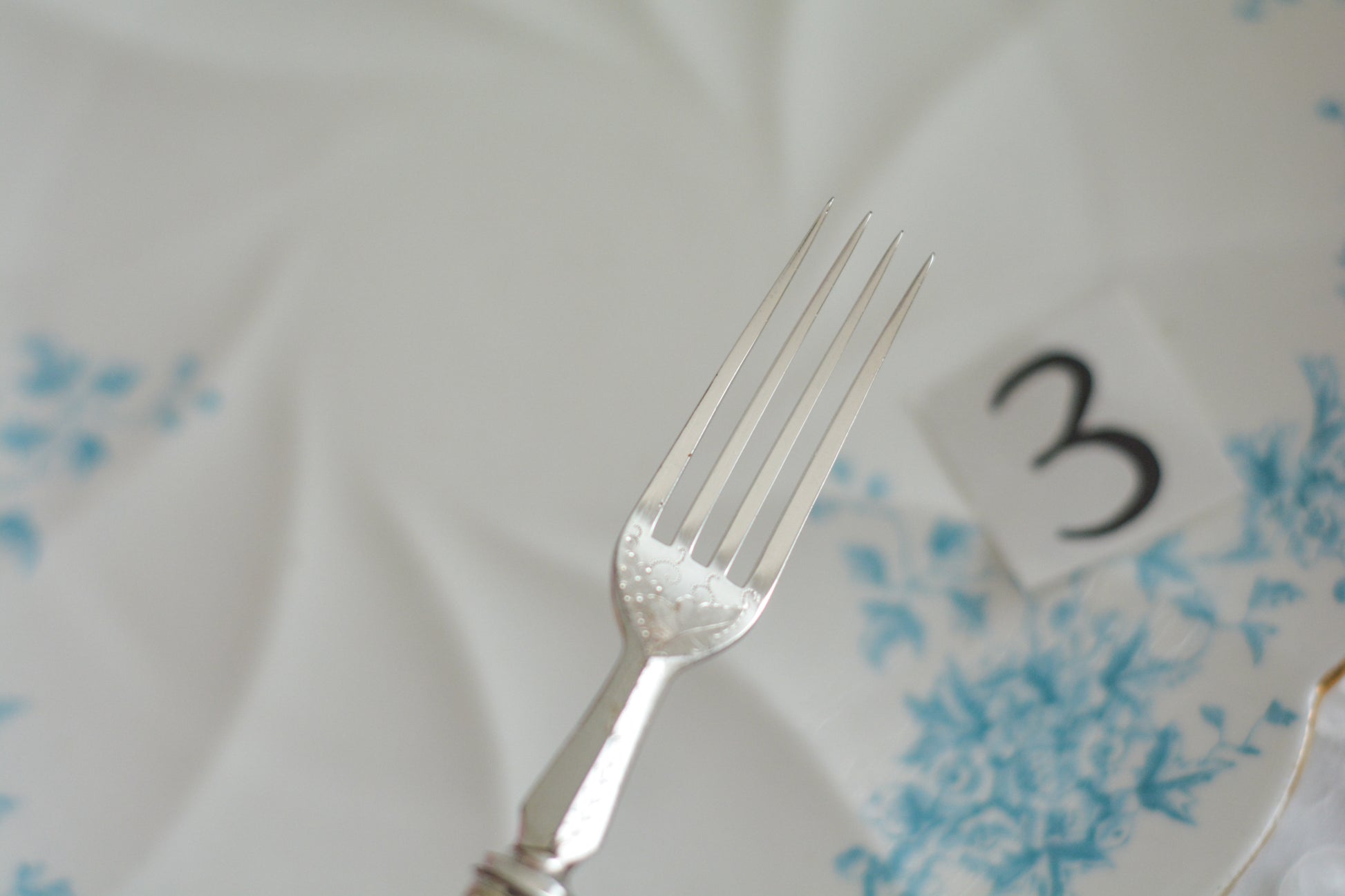 白蝶貝ハンドルと人気の丸刃のカトラリー。こちらは白蝶貝にも手彫りで模様が彫られています。シルバープレートのブレードに少しスレが見られます(状態を考慮した価格になっております)が、白蝶貝の優しい輝きと繊細な模様がとても美しいお品です。こちらは1組(フォークとナイフ2本セット)からご購入いただけます。①〜③からお選びください。