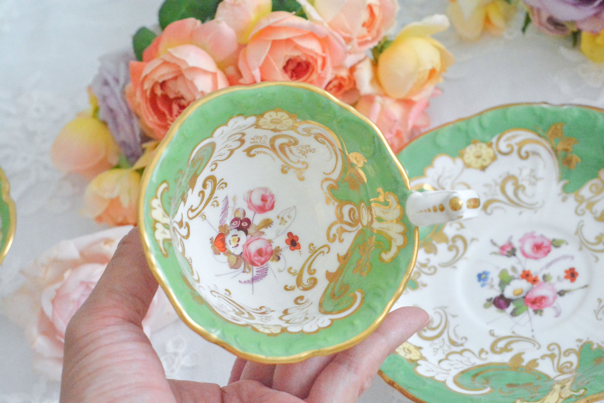 ダベンポートのロココリバイバルの優美なシェイプがとっても華やかで美しいトゥルートリオです。ダベンポート窯は1794年に創業し優れた磁器をたくさん製造していましたが、残念ながら1887年に廃業してしまいます。ハンドペイントの技術もとても優れていて美しい作品を残しています。トゥルートリオは、ティーカップ、コーヒーカップ、ソーサーのセットで、紅茶もコーヒーもどちらも楽しめるセットです。1800年代中頃まではトリオといえばこちらのtフルートリオが主流でした。ダベンポートらしい、美しい花々と優美なシェイプの心躍るカップです。