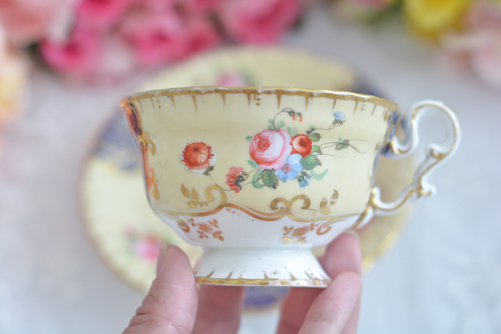 コープランドギャレットの1833年〜1847年頃に作られた貴重なカップ&ソーサーです。コープランド&ギャレット社は14年ほどしか稼働していなかったのですが、この時に作られたカップは優美で、長い時を経た現代においても人々を魅了しています。こちらのカップも優美なシェイプ、ハンドペイントで描かれた花々は上品で美しく見惚れてしまうほど。長い年月を経てやってきてくれた美しいカップをぜひご覧ください。