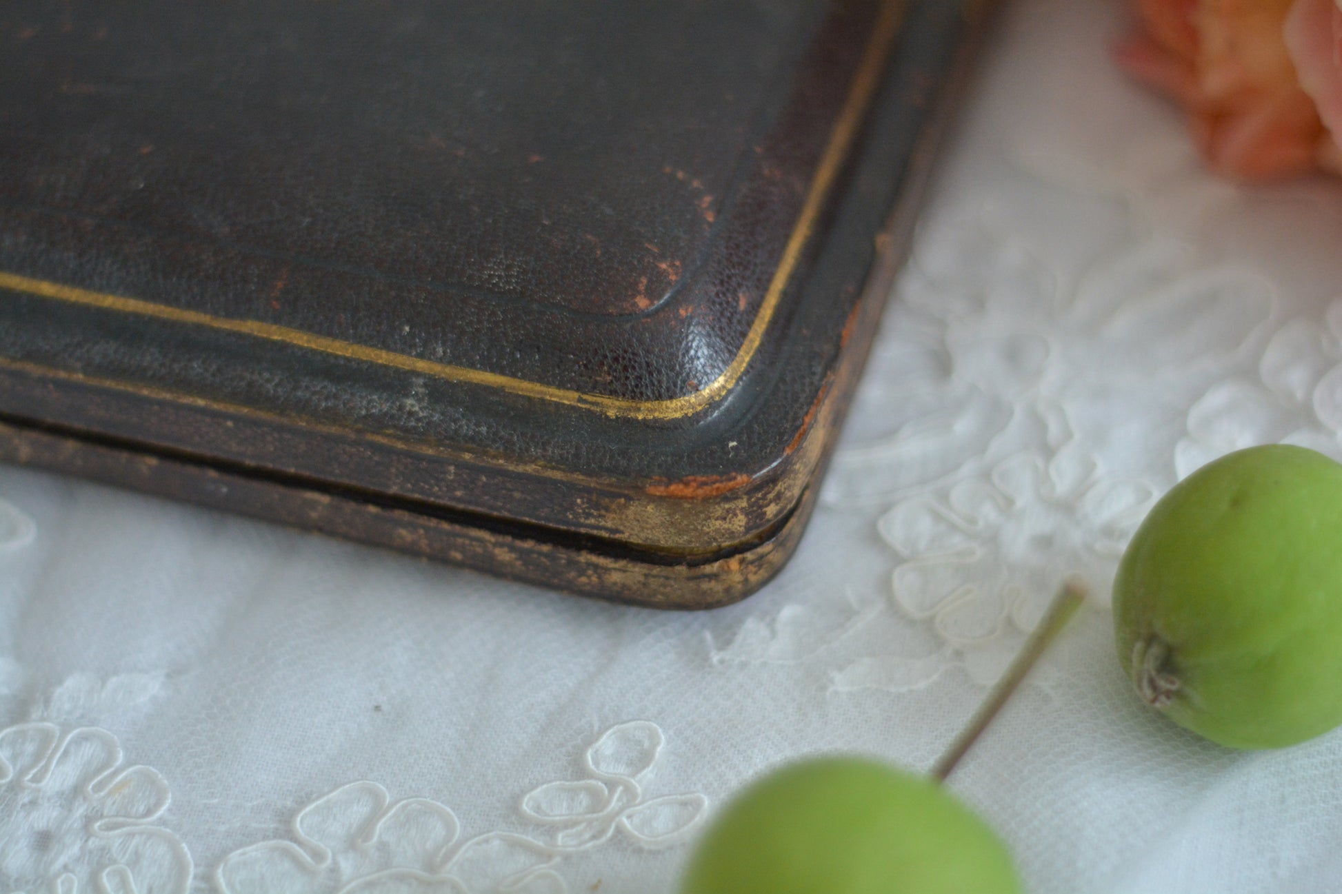 シェルの形のスプーンに持ち手は透かし模様になっている、とても素敵なスプーン6本とシュガートング1本のセット。ティータイムやおもてなしにぴったりです。純銀のスプーンはやっぱり豪華でいいですね。箱は外側は経年の傷などはありますが、中はビロードと蓋にはシルクが使われていて贅沢な作りになっています。状態も箱の中は比較的綺麗な状態です。スプーンの持ち手にリペアと小さな傷があるためお値打ち価格になっています。