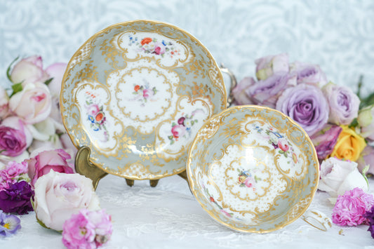 優雅なデザインが人気の、ミントンQシェイプ。グレーカラーにハンドペイントで描かれた花々と金彩の繊細な模様。優美なシェイプ。調和された美しさ。本当に素晴らしいです。テーカップなのですが、芸術品のよう。ティータイムが貴族だけの楽しみだった頃、元のオーナーはこのカップで華やかなティータイムを楽しんでいたことでしょう。180年経ったいまでも美しい状態で残っていることにも感動します。