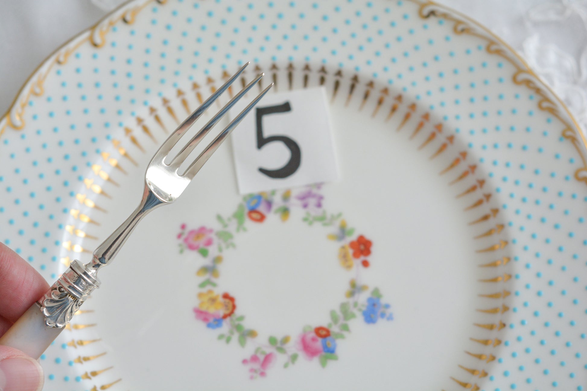 美しい純銀と白蝶貝ハンドルのデザートカトラリー。上品なデザインで純銀のブレードはキラキラと輝き、白蝶貝ハンドルは優しく輝きます。純銀&白蝶貝ハンドルのカトラリーは、やはり特別感がありますね。ティータイムを特別な時間にしてくれるカトラリーです。大きすぎないサイズ感も女性に嬉しいですね。素敵な時間をどうぞお楽しみください。