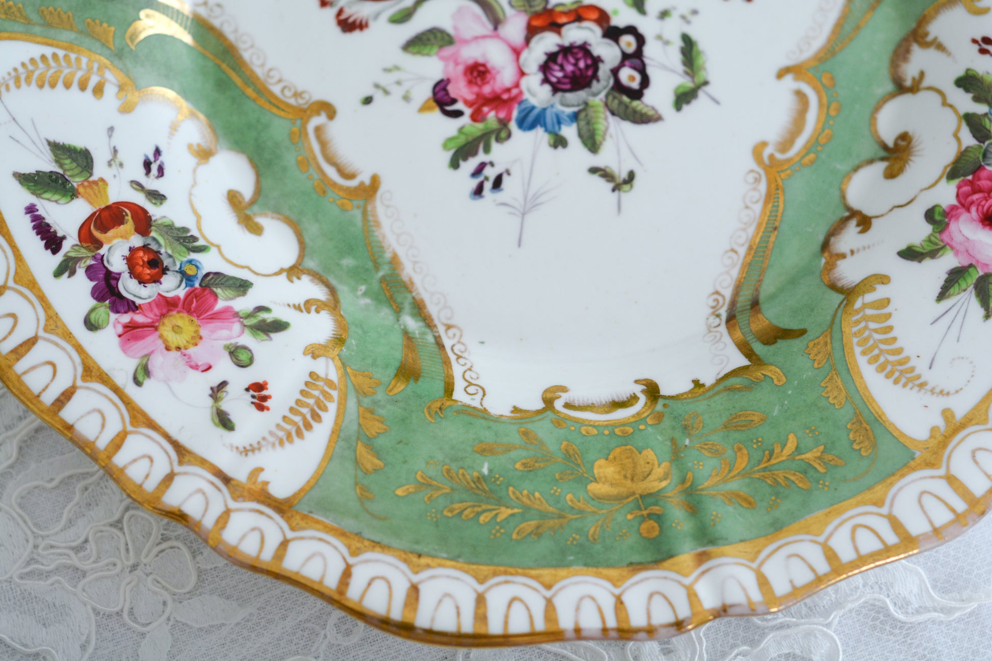 オールドイングリッシュハンドルが凛々しいトゥルートリオ。アップルグリーンの爽やかな色合いにハンドペイントで描かれた美しい花々が映えます。トゥルートリオは、ティーカップ、コーヒーカップ、ソーサーのセットでヴィクトリア時代の初期頃まではトリオといえばこちらが主流でした。今ではとても貴重になっています。紅茶もコーヒーも楽しめるのがいいですね。トゥルートリオとデザートプレートのセットです。