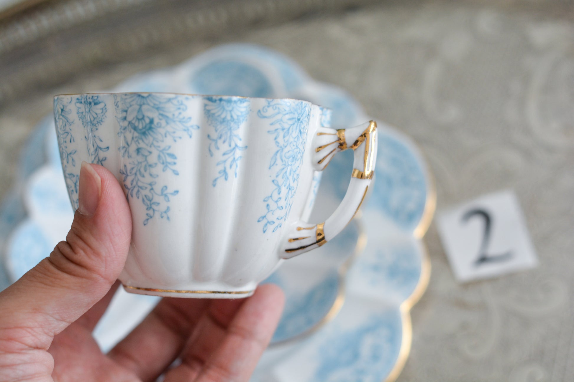 シェリーの前身、ワイルマンのパラダイスパターン貴重なティートリオです。このパラダイスパターンは、1890年に発表されたもので、ターコイズブルーの繊細な模様が大変美しいお品です。シェイプはデイジーシェイプと言われるシェイプで、美しい形にカップのハンドルも大変凝った作りになっています。探すのがとても困難なパラダイスパターンでぜひティータイムをお楽しみください。  こちらは①と②で状態が異なるため、コンディションをご確認いただき①〜②からお選びください。お揃いのプレートとミルクジャグも別で掲載しています。