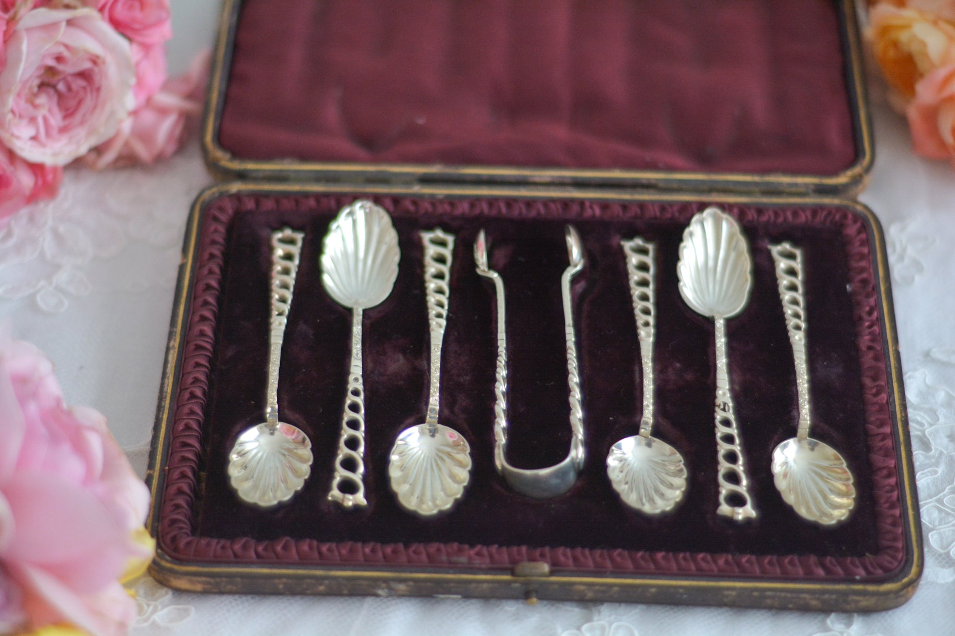 シェルの形のスプーンに持ち手は透かし模様になっている、とても素敵なスプーン6本とシュガートング1本のセット。ティータイムやおもてなしにぴったりです。純銀のスプーンはやっぱり豪華でいいですね。箱は外側は経年の傷などはありますが、中はビロードと蓋にはシルクが使われていて贅沢な作りになっています。状態も箱の中は比較的綺麗な状態です。スプーンの持ち手にリペアと小さな傷があるためお値打ち価格になっています。