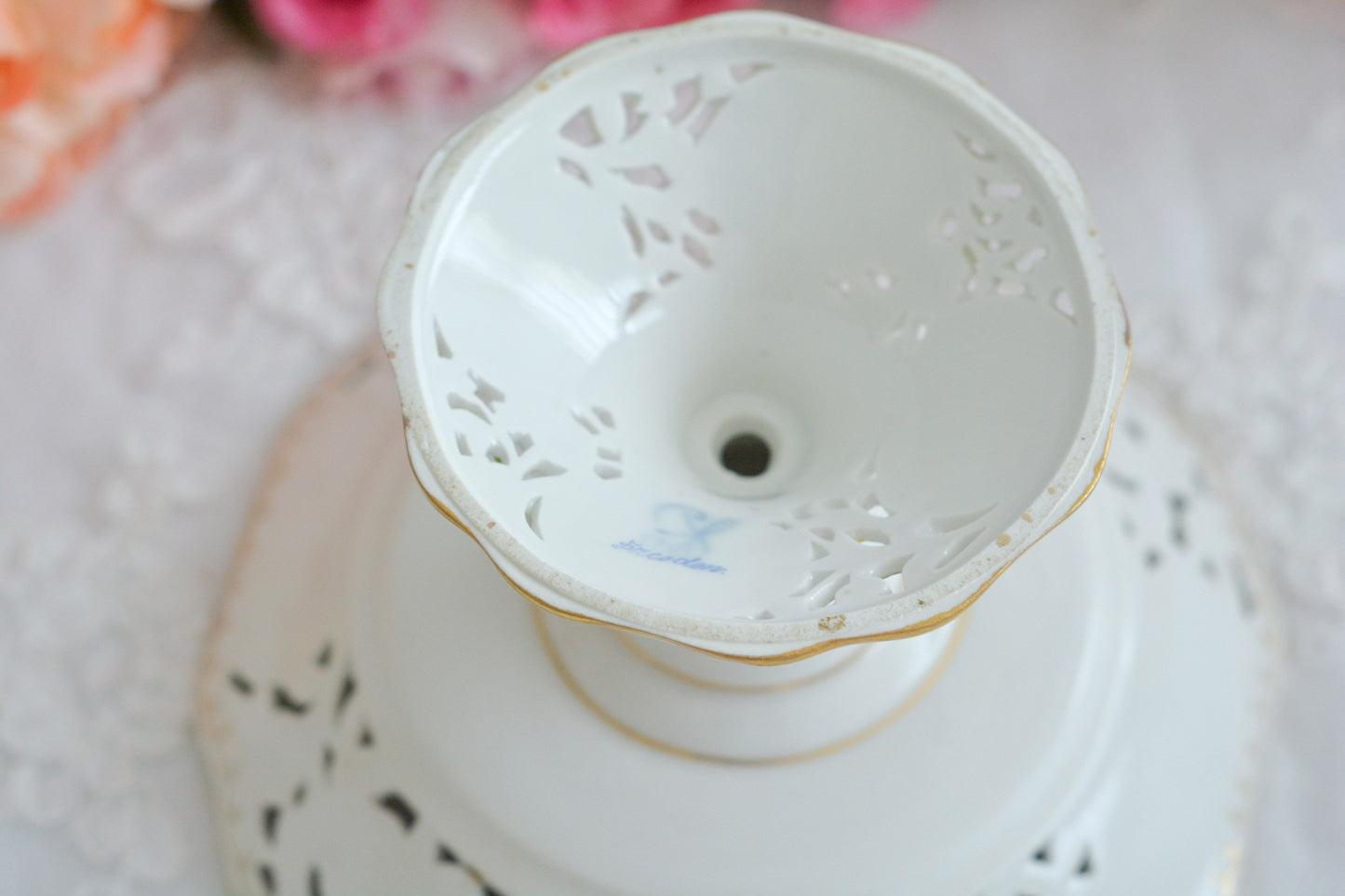 ドイツドレスデン、カール・ティーメ工房のハンドペイントで描かれた美しいコンポートです。ドレスデンの磁器は通常、素磁は仕入れて絵付のみを行っていますが、カール・ティーメ工房だけは素磁も自社で製造しています。ハンドペイントの技術も素晴らしく、とにかく美しい。こちらも花々が大変美しく描かれています。小ぶりなサイズですが、とても存在感のあるお品。テーブルが一気に華やぎます。