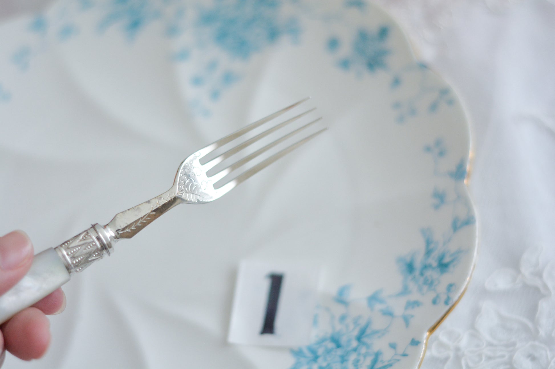 白蝶貝ハンドルと人気の丸刃のカトラリー。こちらは白蝶貝にも手彫りで模様が彫られています。シルバープレートのブレードに少しスレが見られます(状態を考慮した価格になっております)が、白蝶貝の優しい輝きと繊細な模様がとても美しいお品です。こちらは1組(フォークとナイフ2本セット)からご購入いただけます。①〜③からお選びください。