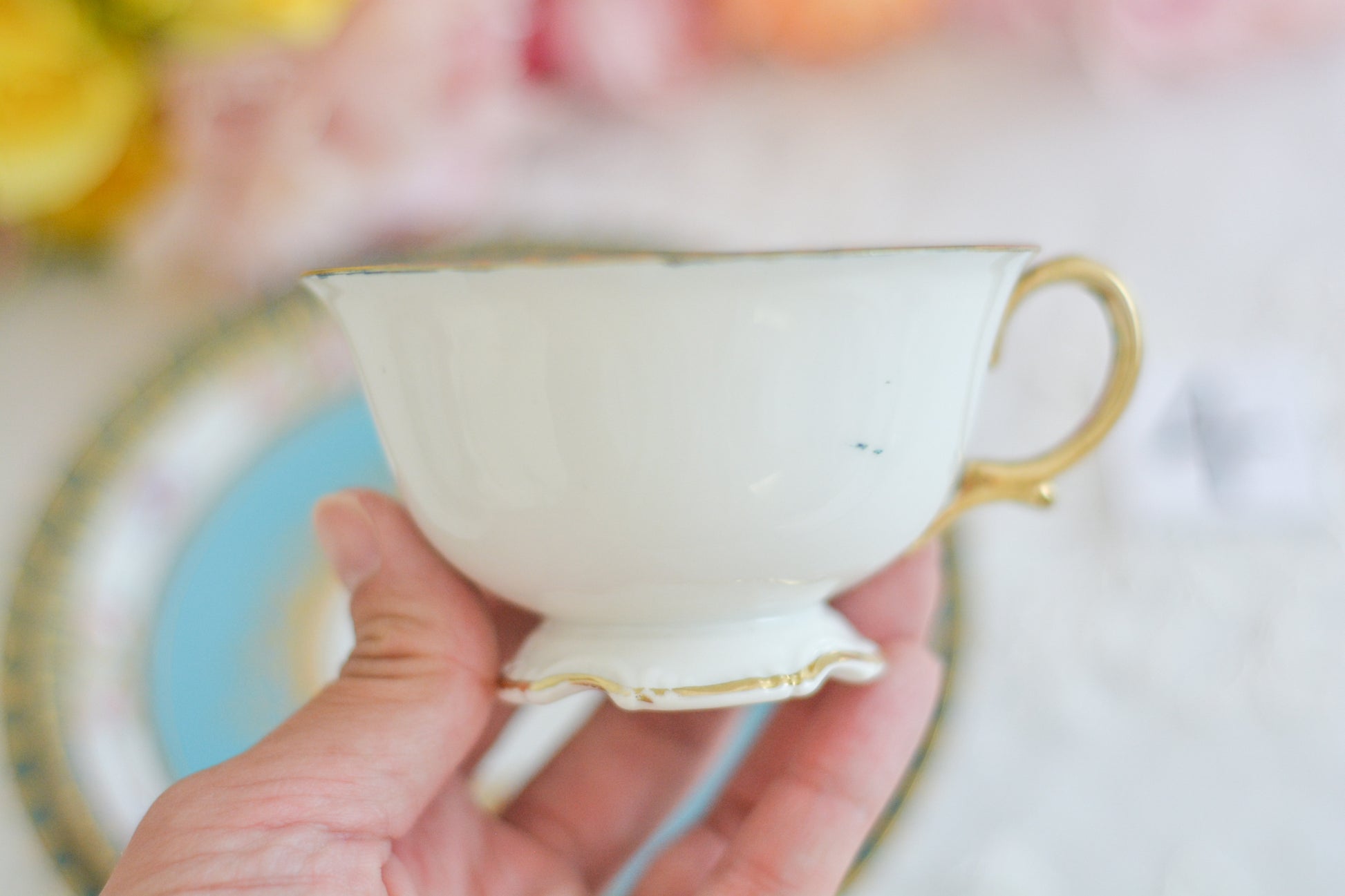 L&COという日本のメーカーのアンティーク里帰り品です。美しいターコイズブルーに金盛りの金彩、ハンドペイントで描かれた可憐なバラが上品なお品。1800年代後半頃からノリタケをはじめ日本からたくさんのメーカーが英国やアメリカに陶磁器を輸出していました。L&COは英国の老舗デパートリバティで販売されていたと言われています。キラキラしたティーセットがデパートに並べられている風景は、当時の人々の目と心を楽しませていたことでしょう。オールドニッポンの美しいティーカップでティータイムをお楽しみください。