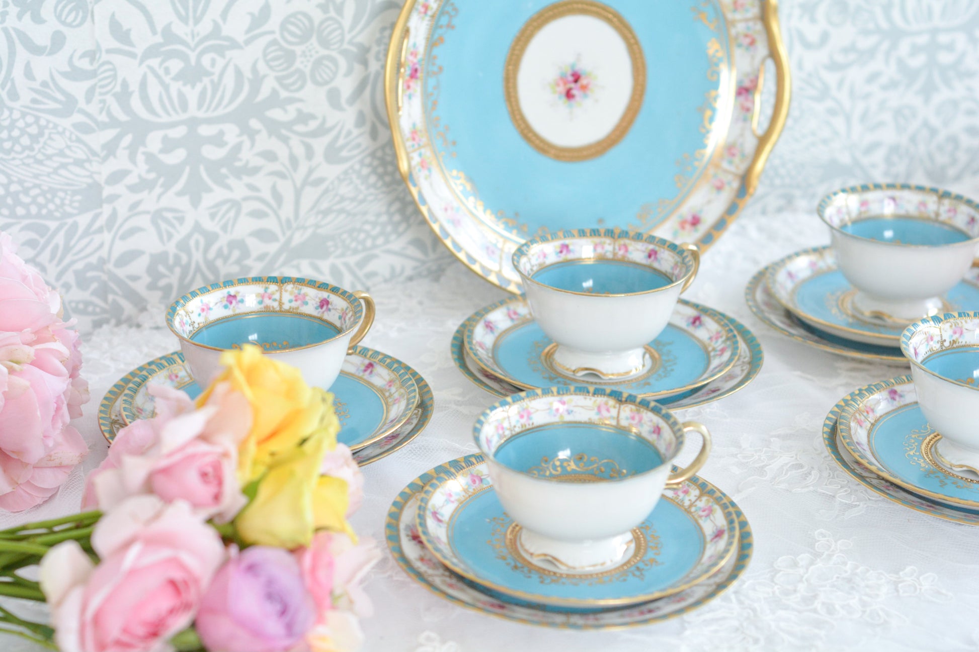 L&COという日本のメーカーのアンティーク里帰り品です。美しいターコイズブルーに金盛りの金彩、ハンドペイントで描かれた可憐なバラが上品なお品。1800年代後半頃からノリタケをはじめ日本からたくさんのメーカーが英国やアメリカに陶磁器を輸出していました。L&COは英国の老舗デパートリバティで販売されていたと言われています。キラキラしたティーセットがデパートに並べられている風景は、当時の人々の目と心を楽しませていたことでしょう。オールドニッポンの美しいティーカップでティータイムをお楽しみください。