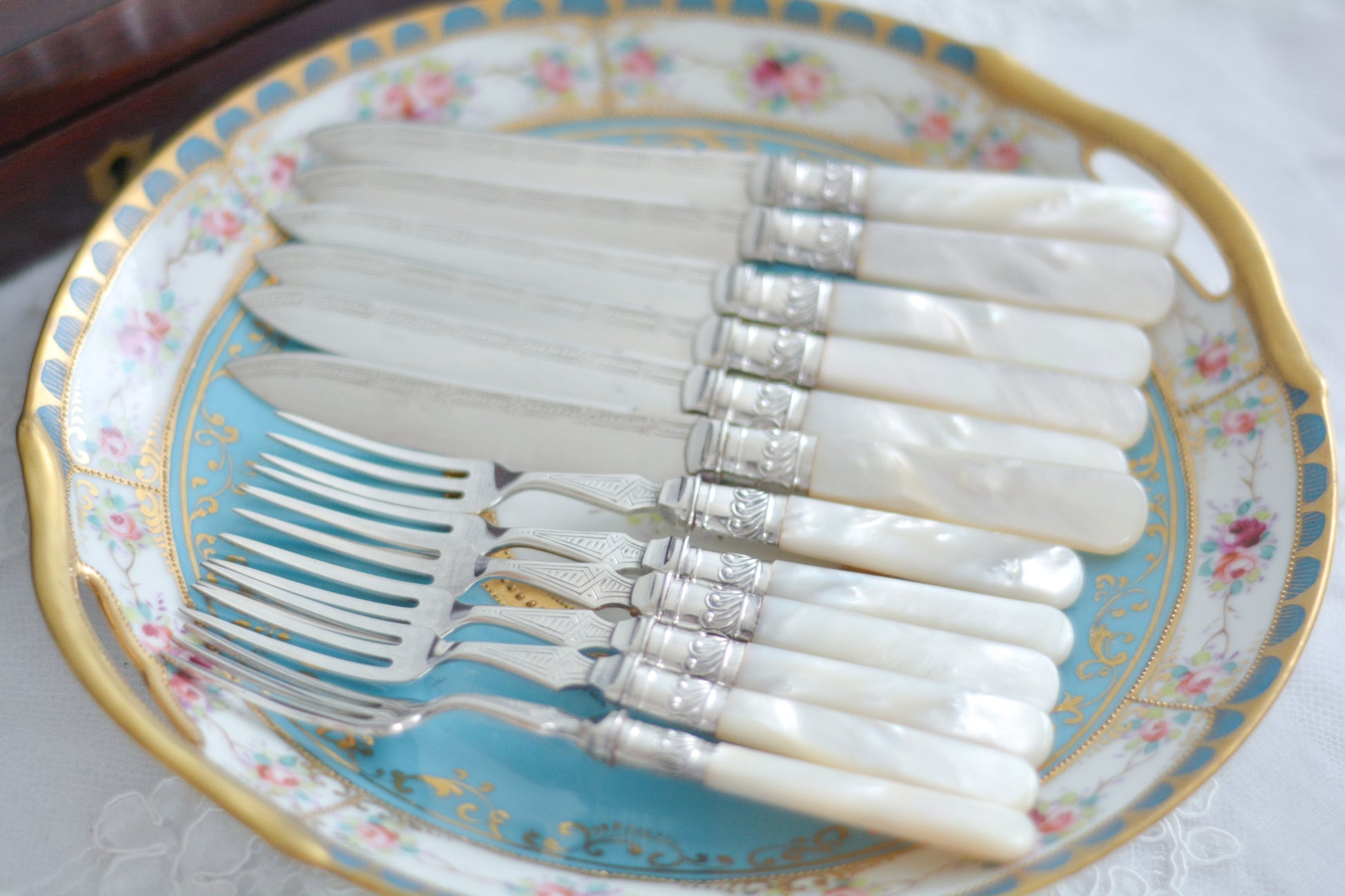 美しい木箱に入った白蝶貝ハンドルのデザートカトラリーセット。ディーラーさんから届いて開けてみると、当時の手紙が中に入っていてびっくりしました。結婚したお嬢様に宛てたお手紙です。大切なお嬢様の幸せを願ってご両親はこのカトラリーを贈られたのでしょう。持ち主は、大切に保管してもしかしたら未使用かもしれません。白蝶貝はマザーオブパールの名前の通り、真珠を生成する母貝です。子宝・子孫繁栄の象徴として、安産や子育てのお守りを願って白蝶貝ハンドルのカトラリーを結婚お祝いに贈ることが多かったのです。