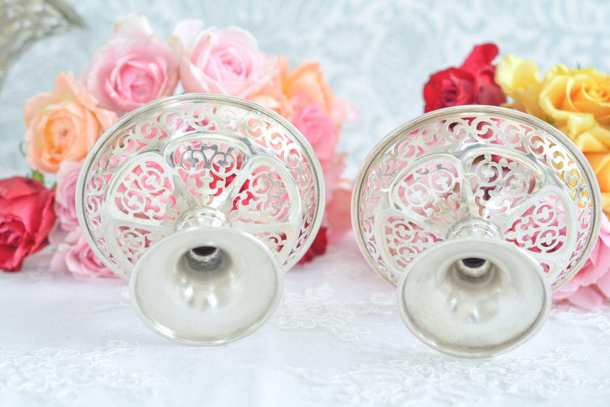 1935年に作られた、英国バーミンガムの工房ウィリアムアダムスの美しいコンポートです。 ピアス細工(透かし模様)が繊細で小ぶりですが存在感があります。ちょっとしたお菓子やチョコレートなどを盛り付けたり、お気に入りのお品をのせてみたり、いろいろお楽しみいただけると思います。 こちらは後12年ほどでアンティークの仲間入りになるヴィンテージのお品ですが、1935年はキングスシルバージュビリーを記念して、特別に刻印に「ジュビリーマーク」が追加されています。その為ヴィンテージのお品でも特別感のあるお品です。