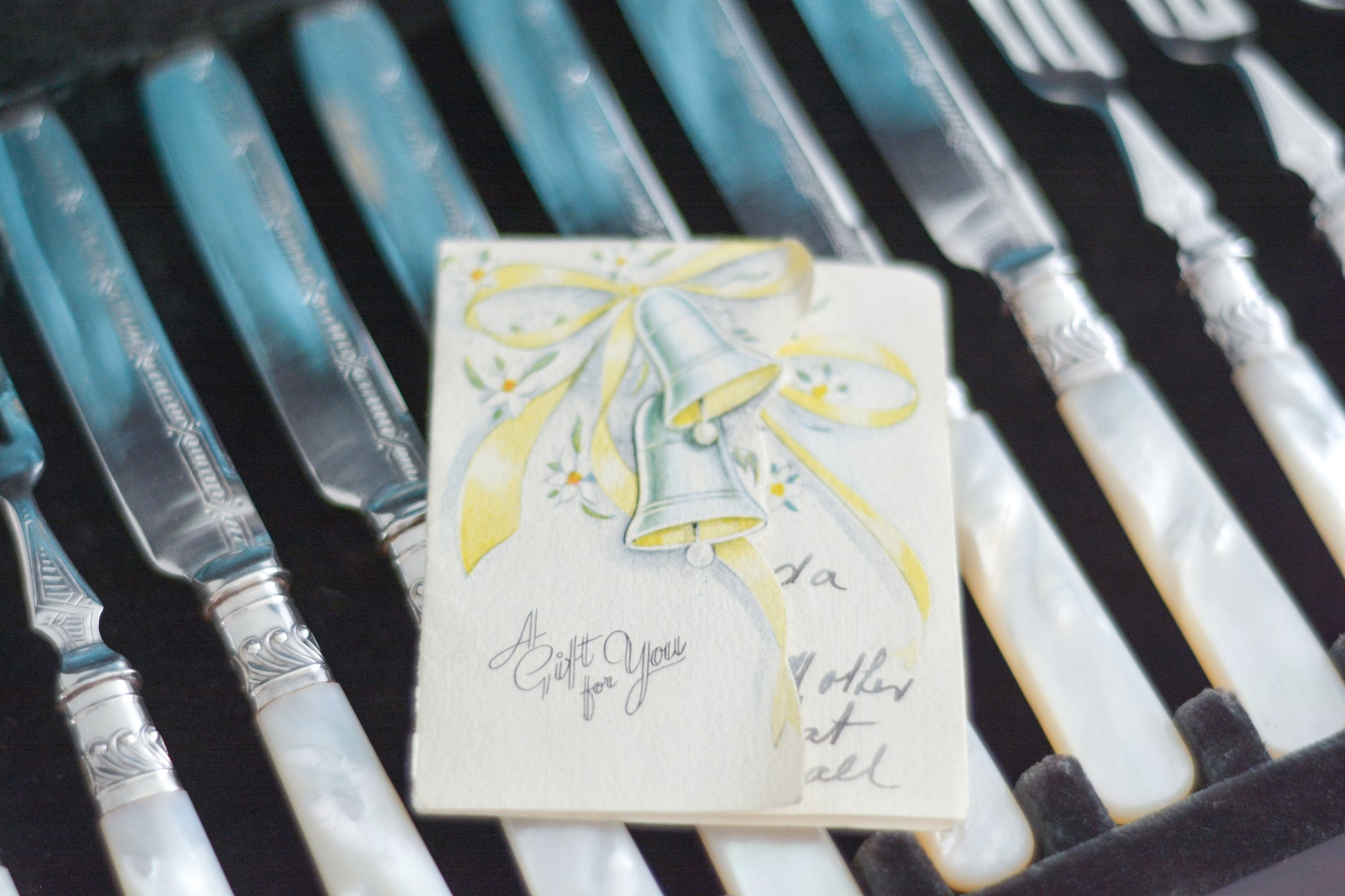 美しい木箱に入った白蝶貝ハンドルのデザートカトラリーセット。ディーラーさんから届いて開けてみると、当時の手紙が中に入っていてびっくりしました。結婚したお嬢様に宛てたお手紙です。大切なお嬢様の幸せを願ってご両親はこのカトラリーを贈られたのでしょう。持ち主は、大切に保管してもしかしたら未使用かもしれません。白蝶貝はマザーオブパールの名前の通り、真珠を生成する母貝です。子宝・子孫繁栄の象徴として、安産や子育てのお守りを願って白蝶貝ハンドルのカトラリーを結婚お祝いに贈ることが多かったのです。