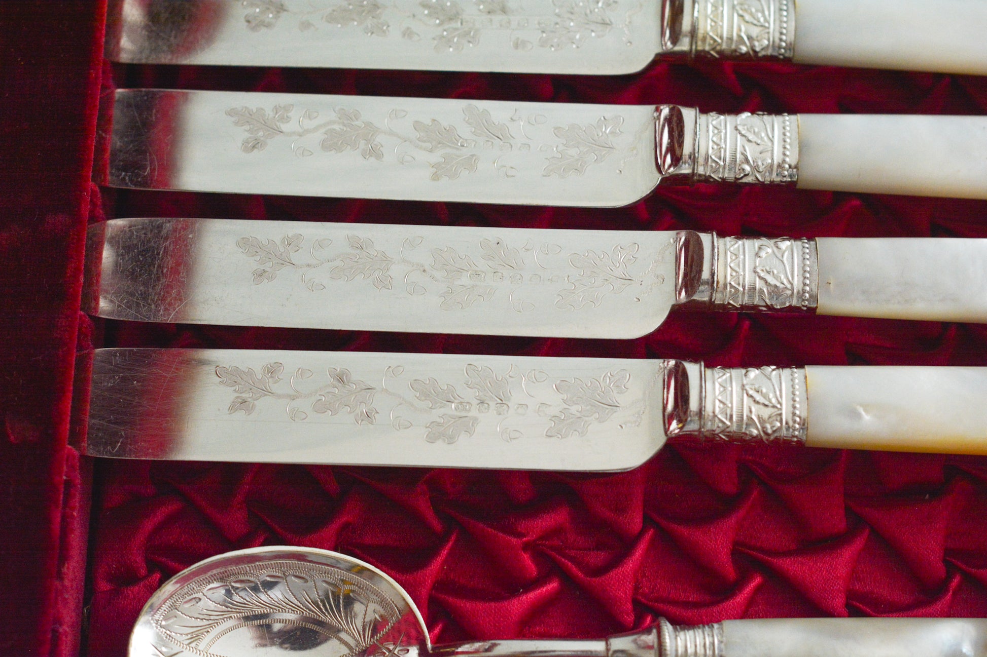 オークの木箱に入った白蝶貝ハンドルのカトラリーセット。元はフォーク&ナイフ12組のセットだったと思いますが今は8組のセットになっていて、同じシリーズではありませんが、サービングスプーンとサービングナイフがセットに加えられています。繊細な彫刻と白蝶貝の優しい輝きがとても美しいセットです。白蝶貝もたっぷりと使われていて贅沢なお品です。