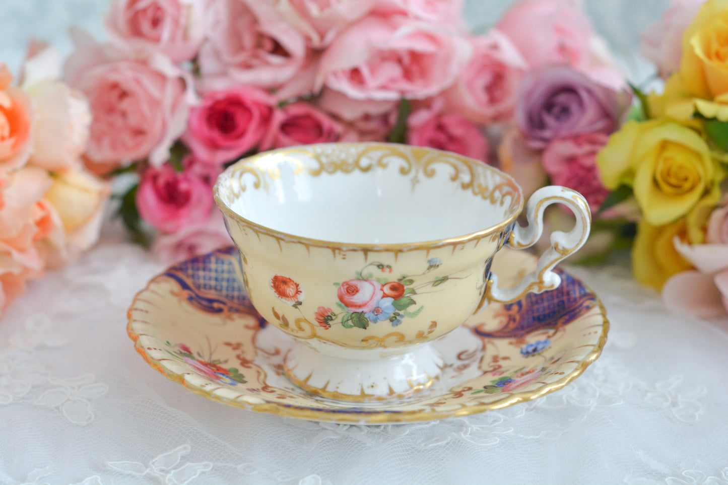 コープランドギャレットの1833年〜1847年頃に作られた貴重なカップ&ソーサーです。コープランド&ギャレット社は14年ほどしか稼働していなかったのですが、この時に作られたカップは優美で、長い時を経た現代においても人々を魅了しています。こちらのカップも優美なシェイプ、ハンドペイントで描かれた花々は上品で美しく見惚れてしまうほど。長い年月を経てやってきてくれた美しいカップをぜひご覧ください。