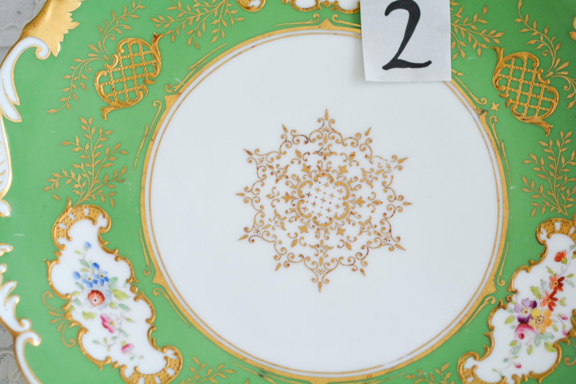 コールポートのアップルグリーンの美しいプレート。手描きで描かれた上品なお花に、金盛りの金彩が大変豪華です。デザートにはもちろん、サービング用としても活躍してくれそうです。こちらは2枚在庫がございます。ハンドペイントのため、描かれているお花も1点1点異なります。①〜②からお選びください。