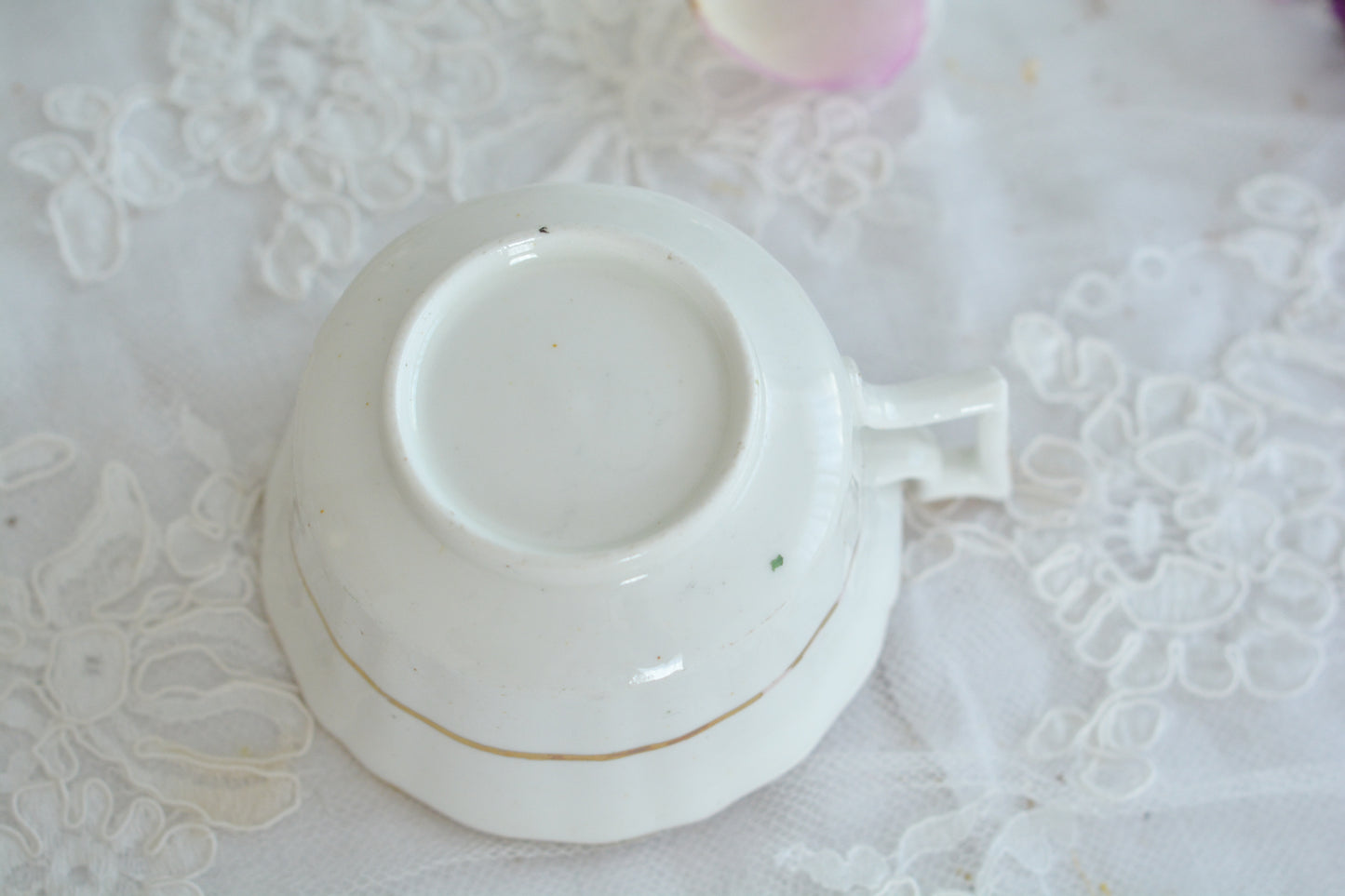 オールドイングリッシュハンドルが凛々しいトゥルートリオ。アップルグリーンの爽やかな色合いにハンドペイントで描かれた美しい花々が映えます。トゥルートリオは、ティーカップ、コーヒーカップ、ソーサーのセットでヴィクトリア時代の初期頃まではトリオといえばこちらが主流でした。今ではとても貴重になっています。紅茶もコーヒーも楽しめるのがいいですね。トゥルートリオとデザートプレートのセットです。