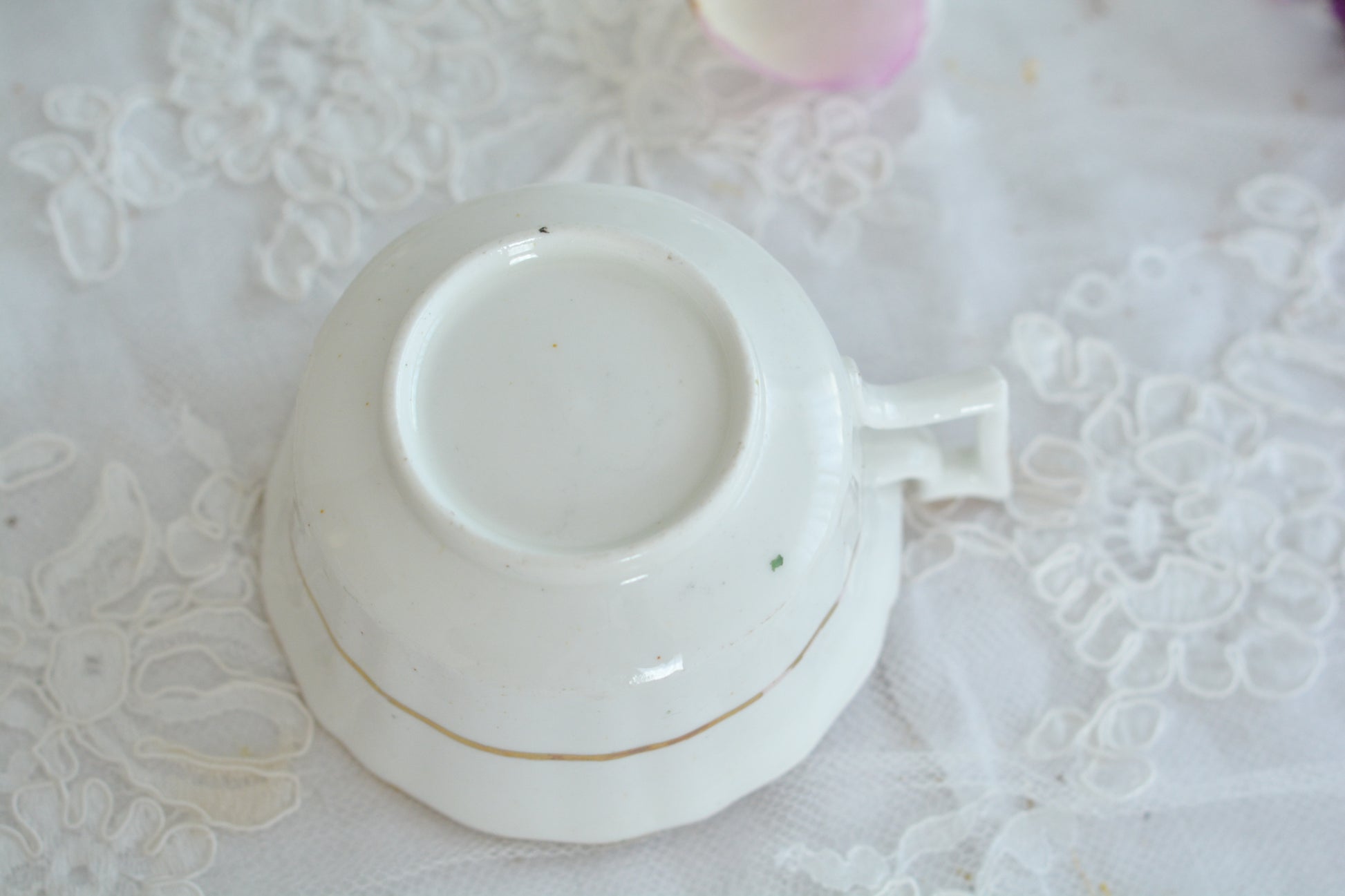 オールドイングリッシュハンドルが凛々しいトゥルートリオ。アップルグリーンの爽やかな色合いにハンドペイントで描かれた美しい花々が映えます。トゥルートリオは、ティーカップ、コーヒーカップ、ソーサーのセットでヴィクトリア時代の初期頃まではトリオといえばこちらが主流でした。今ではとても貴重になっています。紅茶もコーヒーも楽しめるのがいいですね。トゥルートリオとデザートプレートのセットです。