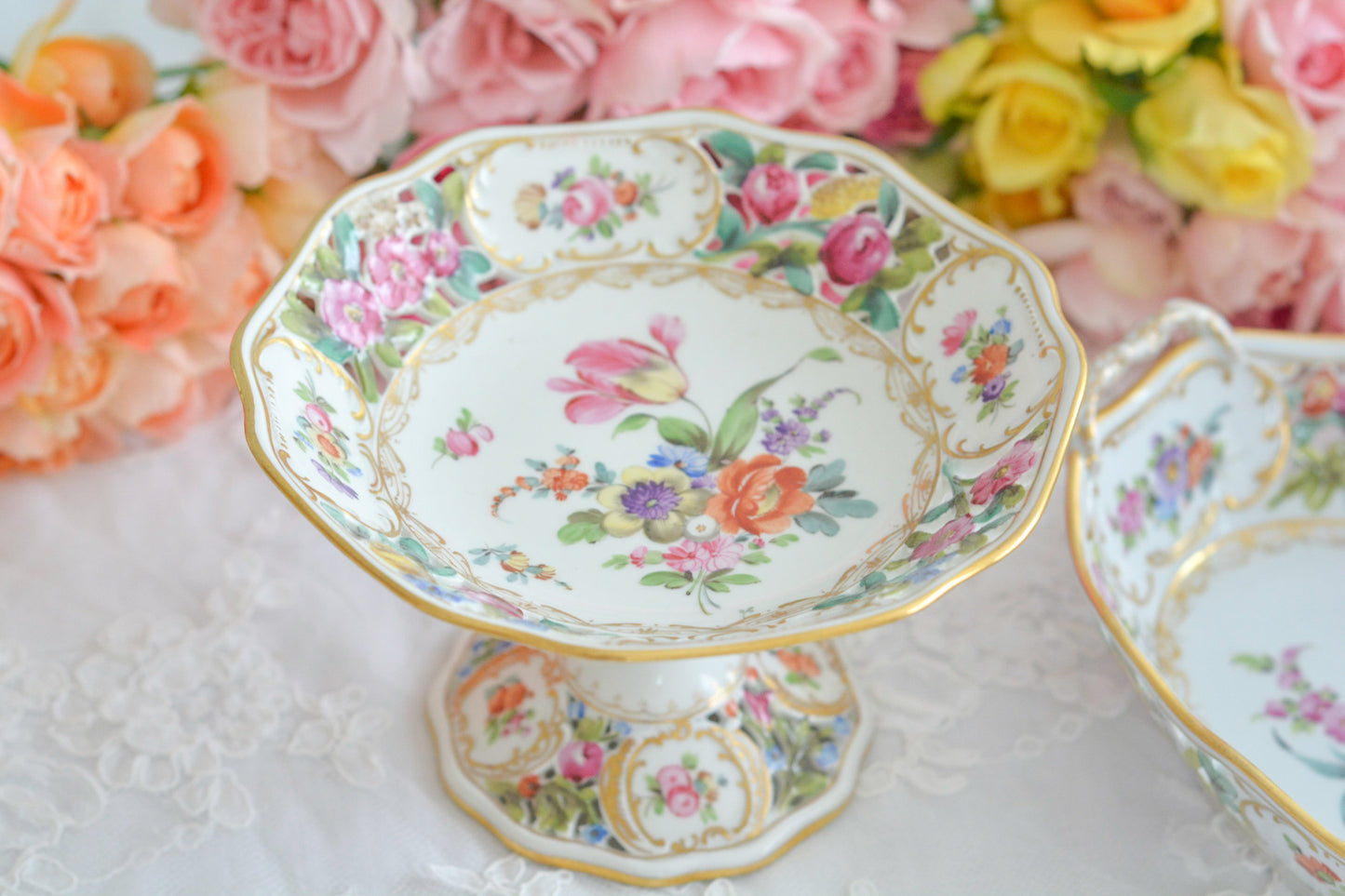 ドイツドレスデン、カール・ティーメ工房のハンドペイントで描かれた美しいコンポートです。ドレスデンの磁器は通常、素磁は仕入れて絵付のみを行っていますが、カール・ティーメ工房だけは素磁も自社で製造しています。ハンドペイントの技術も素晴らしく、とにかく美しい。こちらも花々が大変美しく描かれています。小ぶりなサイズですが、とても存在感のあるお品。テーブルが一気に華やぎます。