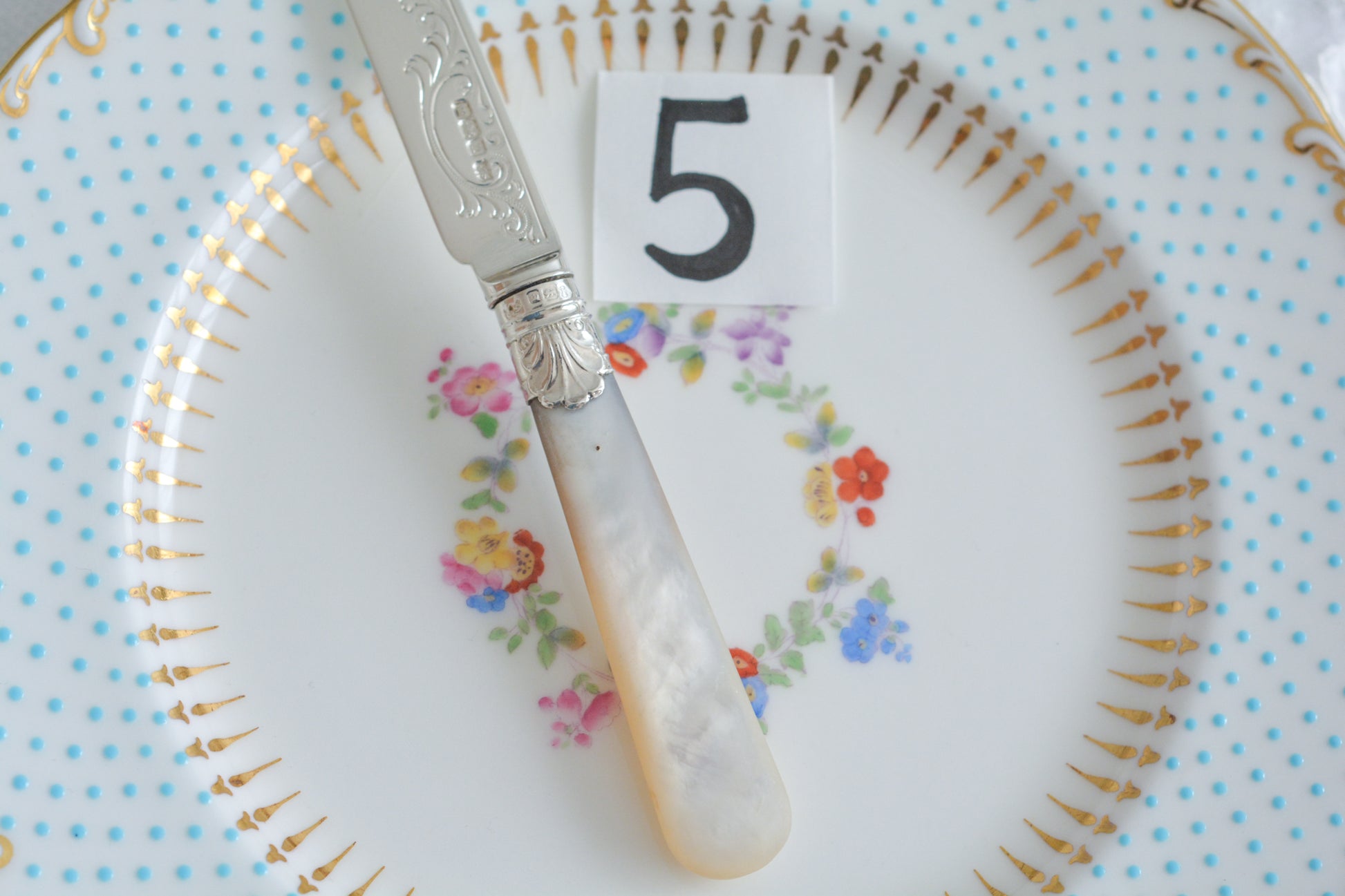 美しい純銀と白蝶貝ハンドルのデザートカトラリー。上品なデザインで純銀のブレードはキラキラと輝き、白蝶貝ハンドルは優しく輝きます。純銀&白蝶貝ハンドルのカトラリーは、やはり特別感がありますね。ティータイムを特別な時間にしてくれるカトラリーです。大きすぎないサイズ感も女性に嬉しいですね。素敵な時間をどうぞお楽しみください。