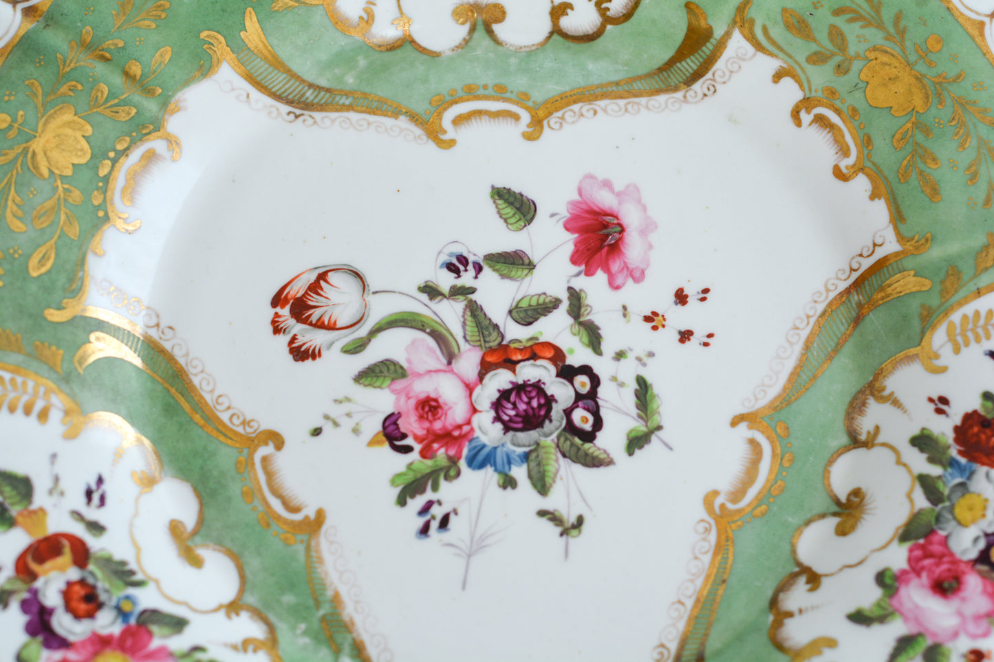 オールドイングリッシュハンドルが凛々しいトゥルートリオ。アップルグリーンの爽やかな色合いにハンドペイントで描かれた美しい花々が映えます。トゥルートリオは、ティーカップ、コーヒーカップ、ソーサーのセットでヴィクトリア時代の初期頃まではトリオといえばこちらが主流でした。今ではとても貴重になっています。紅茶もコーヒーも楽しめるのがいいですね。トゥルートリオとデザートプレートのセットです。