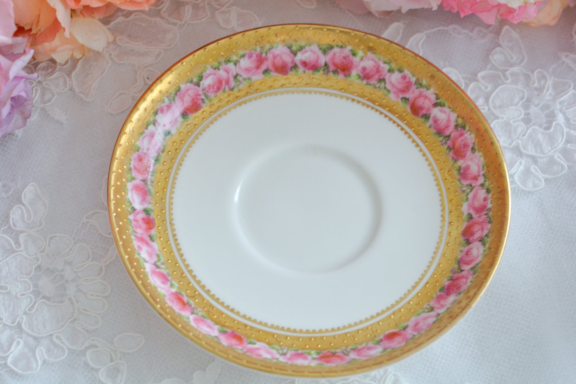 ジョージ・ジョーンズ・クレッセントのとても可憐なティートリオです。立体的なドットが豪華な金彩に可憐なバラが描かれたとても美しいお品です。ジョージ・ジョーンズ・クレッセントは華やかで可愛らしい雰囲気の作品をたくさん作ったメーカーです。クレッセントの可憐な世界観のファンの方も多いです。私もその一人。乙女心をくすぐられて、つい集めたくなってしまうそんな魅力があります。