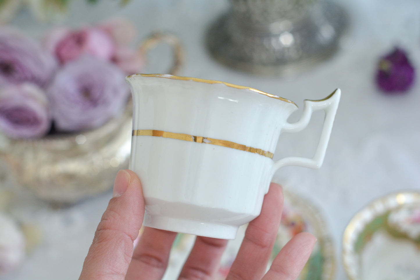 オールドイングリッシュハンドルが凛々しいトゥルートリオ。アップルグリーンの爽やかな色合いにハンドペイントで描かれた美しい花々が映えます。トゥルートリオは、ティーカップ、コーヒーカップ、ソーサーのセットでヴィクトリア時代の初期頃まではトリオといえばこちらが主流でした。今ではとても貴重になっています。紅茶もコーヒーも楽しめるのがいいですね。トゥルートリオとデザートプレートのセットです。