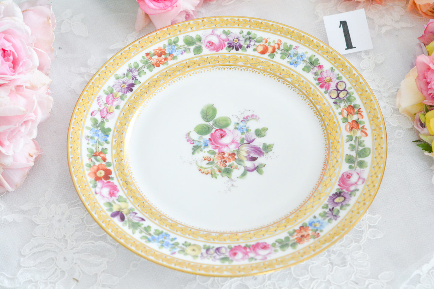 こちらのプレート達はドレスデンの工房で作られてはいますが、カール・ティーメ工房の作品ではありません。特に美しいので特集コーナーに入れさせていただきました。ハンドペイントで描かれた美しい花々に金彩の葉っぱの模様のような縁取りが豪華なお品。金盛りのドットがより花を添えています。キャビネットプレートとしても実際にお使いいただいても素敵なお品です。バックスタンプは1883年〜1893年頃に使われていた王冠マークで、いくつかの工房が集まって使用していました。バックスタンの上には金彩でお花が描かれています。
