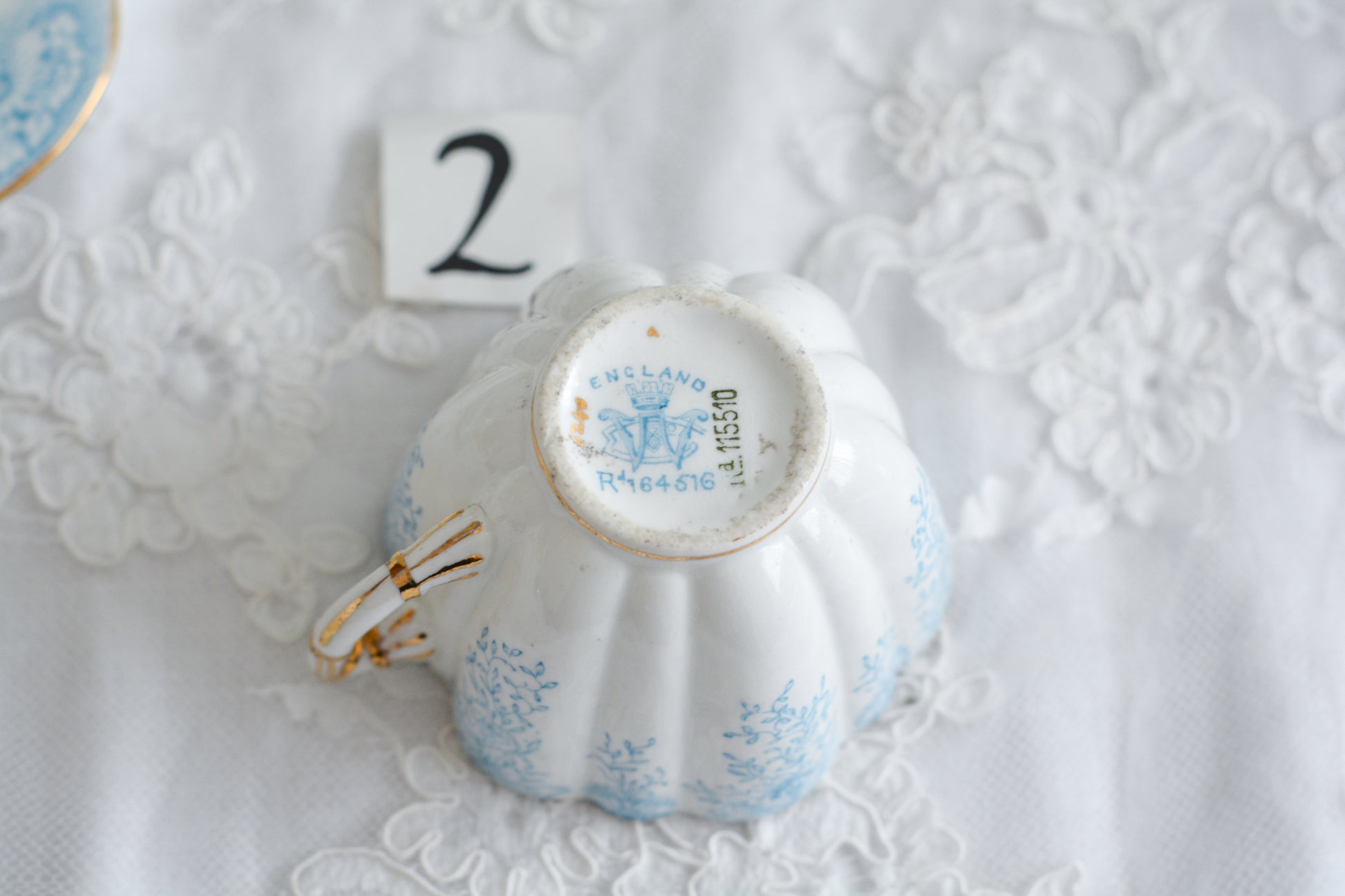 シェリーの前身、ワイルマンのパラダイスパターン貴重なティートリオです。このパラダイスパターンは、1890年に発表されたもので、ターコイズブルーの繊細な模様が大変美しいお品です。シェイプはデイジーシェイプと言われるシェイプで、美しい形にカップのハンドルも大変凝った作りになっています。探すのがとても困難なパラダイスパターンでぜひティータイムをお楽しみください。  こちらは①と②で状態が異なるため、コンディションをご確認いただき①〜②からお選びください。お揃いのプレートとミルクジャグも別で掲載しています。