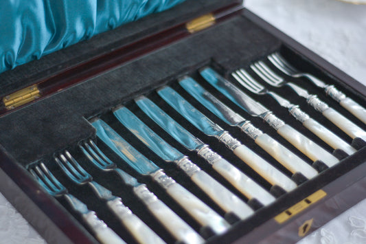 美しい木箱に入った白蝶貝ハンドルのデザートカトラリーセット。ディーラーさんから届いて開けてみると、当時の手紙が中に入っていてびっくりしました。結婚したお嬢様に宛てたお手紙です。大切なお嬢様の幸せを願ってご両親はこのカトラリーを贈られたのでしょう。持ち主は、大切に保管してもしかしたら未使用かもしれません。白蝶貝はマザーオブパールの名前の通り、真珠を生成する母貝です。子宝・子孫繁栄の象徴として、安産や子育てのお守りを願って白蝶貝ハンドルのカトラリーを結婚お祝いに贈ることが多かったのです。