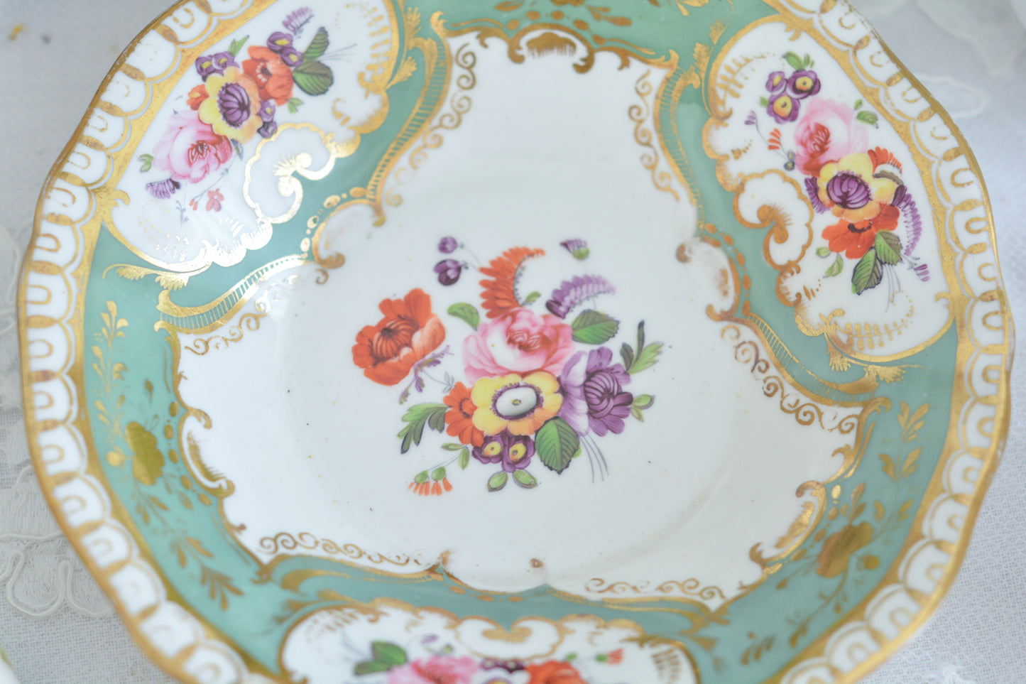 オールドイングリッシュハンドルが凛々しいトゥルートリオ。アップルグリーンの爽やかな色合いにハンドペイントで描かれた美しい花々が映えます。トゥルートリオは、ティーカップ、コーヒーカップ、ソーサーのセットでヴィクトリア時代の初期頃まではトリオといえばこちらが主流でした。今ではとても貴重になっています。紅茶もコーヒーも楽しめるのがいいですね。トゥルートリオとデザートプレートのセットです。