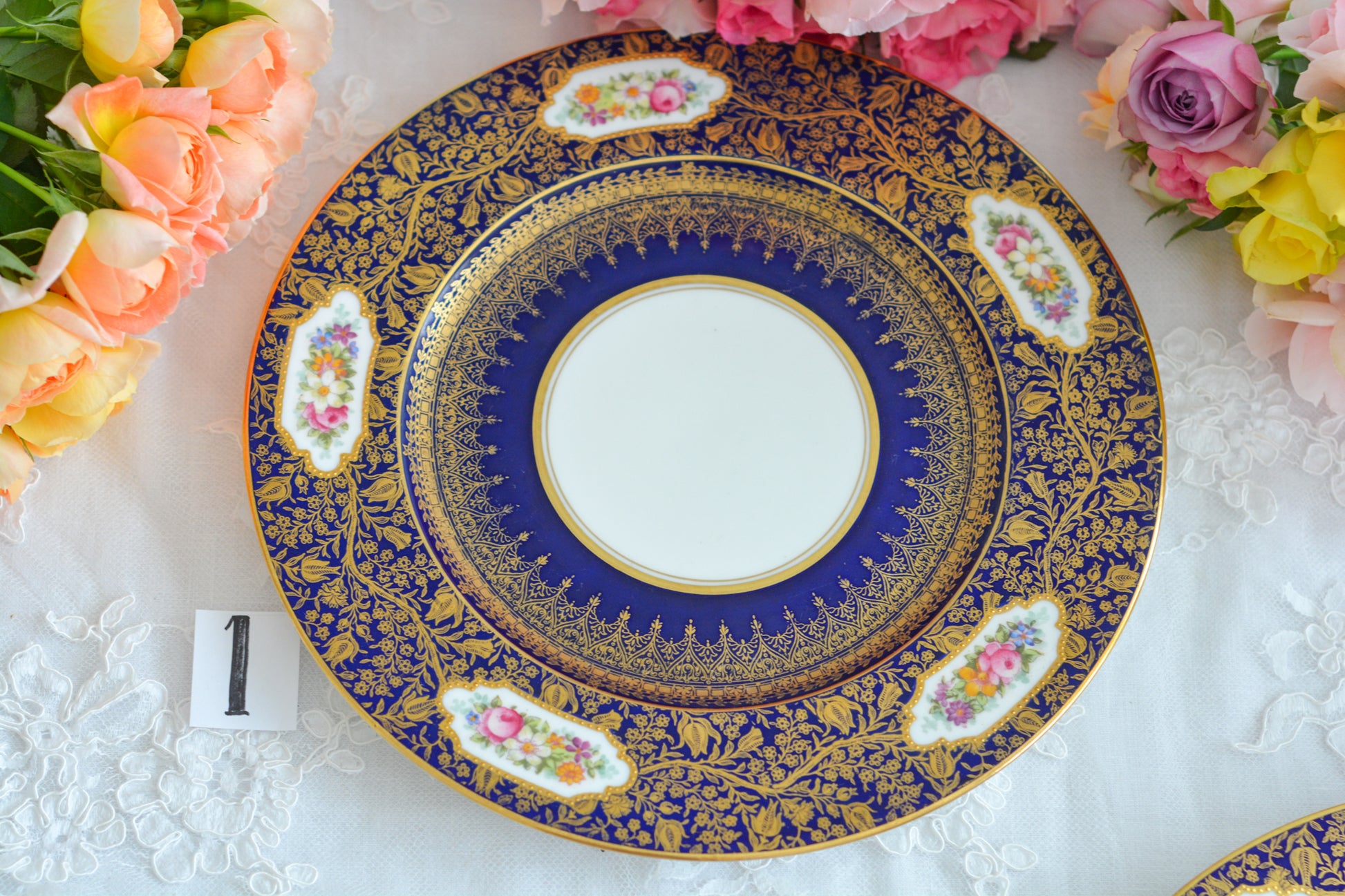ジョージ・ジョーンズ・クレッセントの大変豪華なプレートがやってきました。コバルトブルーに金彩の繊細で美しい模様が印象的です。テーブルの華になりますね。豪華だけれど、クレッセントらしい優しげな雰囲気も持ち合わせています。ディナープレートとしてはもちろん、サービングプレートとしてもお使いいただけます。テーブルコーディネートの主役に、アクセントにぜひお楽しみくださいませ。こちらは全部で2枚在庫がございます。