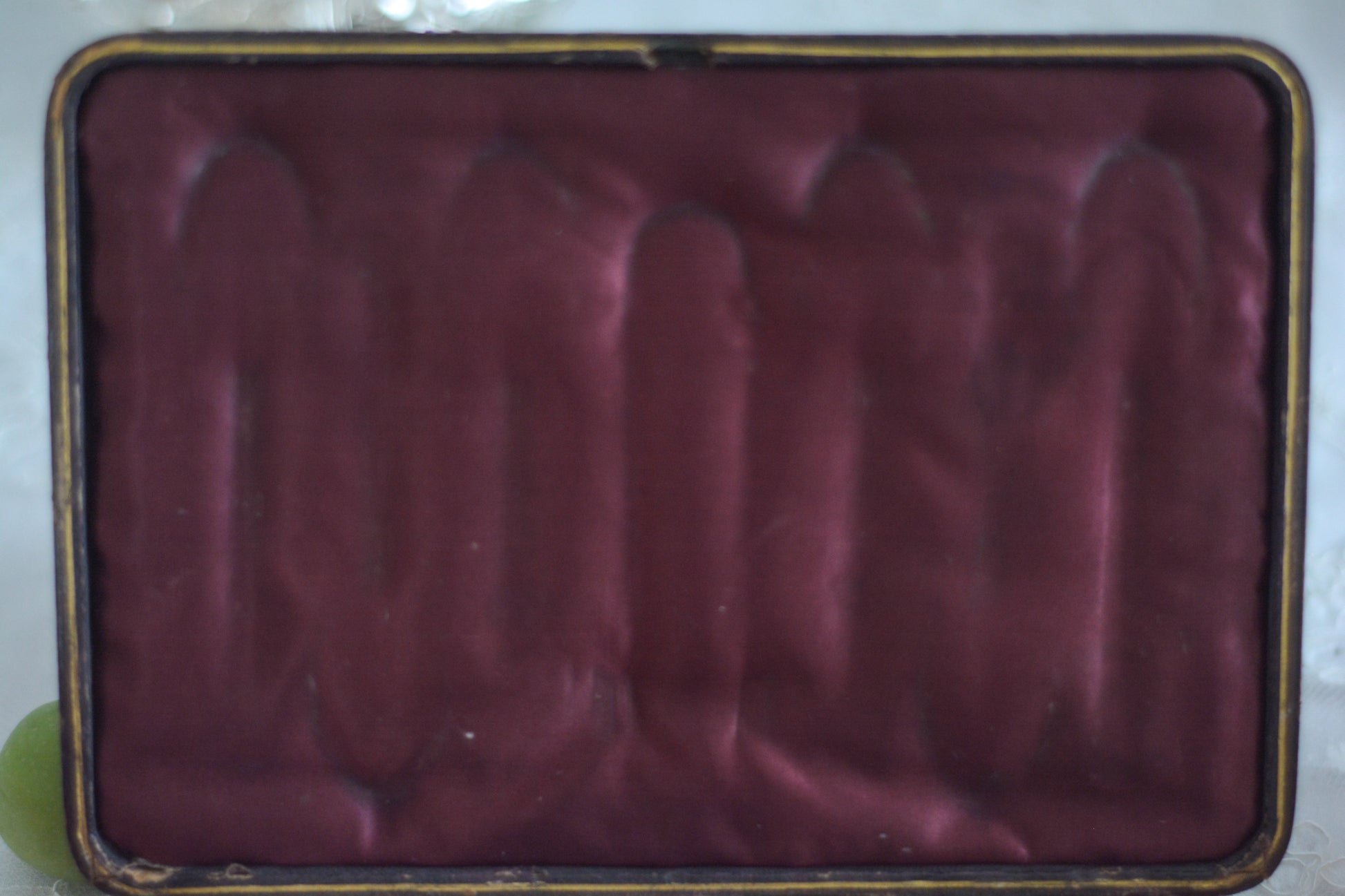 シェルの形のスプーンに持ち手は透かし模様になっている、とても素敵なスプーン6本とシュガートング1本のセット。ティータイムやおもてなしにぴったりです。純銀のスプーンはやっぱり豪華でいいですね。箱は外側は経年の傷などはありますが、中はビロードと蓋にはシルクが使われていて贅沢な作りになっています。状態も箱の中は比較的綺麗な状態です。スプーンの持ち手にリペアと小さな傷があるためお値打ち価格になっています。