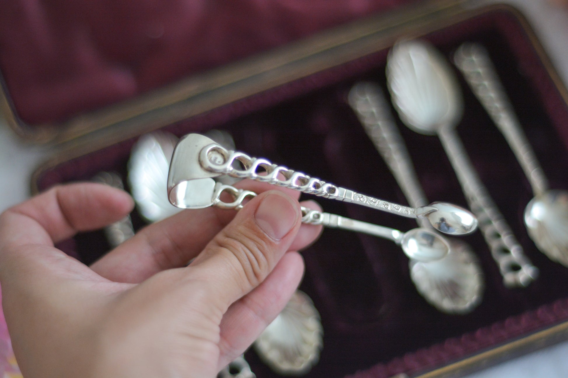 シェルの形のスプーンに持ち手は透かし模様になっている、とても素敵なスプーン6本とシュガートング1本のセット。ティータイムやおもてなしにぴったりです。純銀のスプーンはやっぱり豪華でいいですね。箱は外側は経年の傷などはありますが、中はビロードと蓋にはシルクが使われていて贅沢な作りになっています。状態も箱の中は比較的綺麗な状態です。スプーンの持ち手にリペアと小さな傷があるためお値打ち価格になっています。