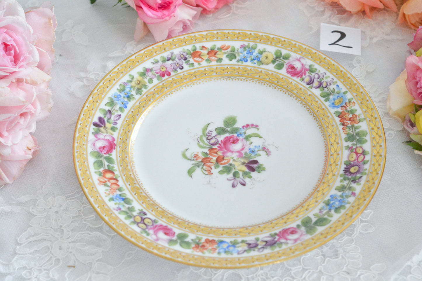 こちらのプレート達はドレスデンの工房で作られてはいますが、カール・ティーメ工房の作品ではありません。特に美しいので特集コーナーに入れさせていただきました。ハンドペイントで描かれた美しい花々に金彩の葉っぱの模様のような縁取りが豪華なお品。金盛りのドットがより花を添えています。キャビネットプレートとしても実際にお使いいただいても素敵なお品です。バックスタンプは1883年〜1893年頃に使われていた王冠マークで、いくつかの工房が集まって使用していました。バックスタンの上には金彩でお花が描かれています。