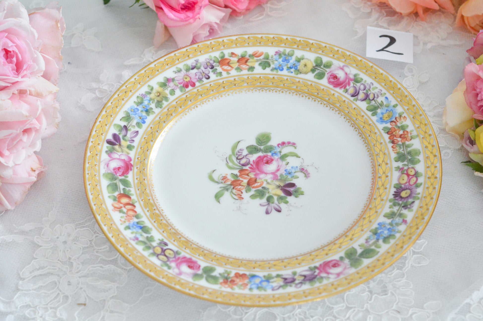 こちらのプレート達はドレスデンの工房で作られてはいますが、カール・ティーメ工房の作品ではありません。特に美しいので特集コーナーに入れさせていただきました。ハンドペイントで描かれた美しい花々に金彩の葉っぱの模様のような縁取りが豪華なお品。金盛りのドットがより花を添えています。キャビネットプレートとしても実際にお使いいただいても素敵なお品です。バックスタンプは1883年〜1893年頃に使われていた王冠マークで、いくつかの工房が集まって使用していました。バックスタンの上には金彩でお花が描かれています。