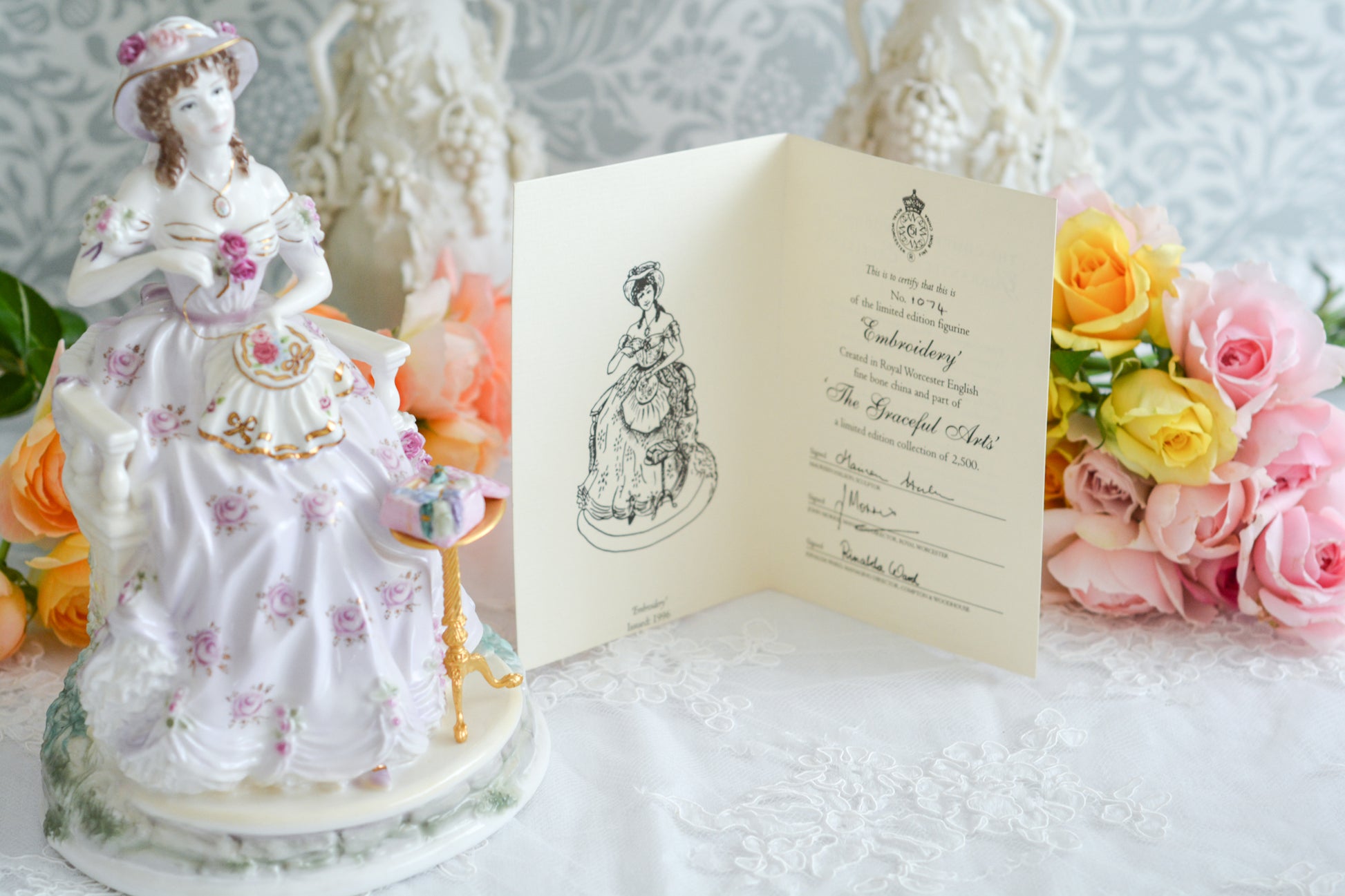 ロイヤルウースターの「THE GRACEFUL ARTS」シリーズの「EMBROIDERY」というフィギュリン。名前の通り、刺繍をしている貴婦人のフィギュリンで2500体しか製造されていない貴重なフィギュリンです。とても凝った作りで、椅子に座っている刺繍をしている貴婦人のドレスはもちろん、刺繍台、椅子もとても美しい作りになっています。そして、なんと、刺繍糸まで再現されている徹底ぶり!探すのがとても困難なフィギュリンなのも納得です。可愛らしい証明書付きです。