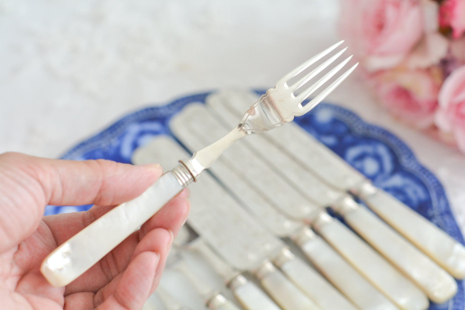 英国の人気メーカー、マッピン&ウェブの白蝶貝カトラリー。ティータイムにぴったりな丸刃のデザート(フルーツ)カトラリーです。豪華な彫刻が施されたカトラリーで、ハンドルも白蝶貝がたっぷり使われています。ハンドルは丸みがあるものが多いですが、こちらは角があるタイプでおしゃれです。白蝶貝の輝きもお楽しみいただけます。