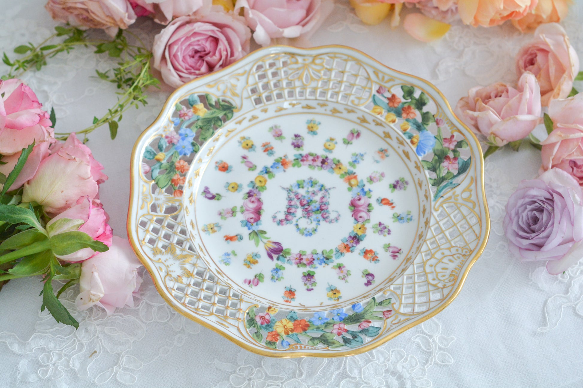 オーストリアの「国の母」とたたえられたハプスブルグ家の女帝「マリア・テレジア」。のちにフランス国王ルイ16世に嫁いだマリー・アントワネットの母でもあります。その名前にふさわしく、また、ウィーンの煌びやかな芸術や宮殿を思わせるような華やかで美しい世界観のプレートです。カール・ティーメの素晴らしいハンドペイントの絵付けをお楽しみください。