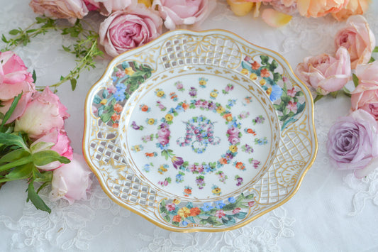 オーストリアの「国の母」とたたえられたハプスブルグ家の女帝「マリア・テレジア」。のちにフランス国王ルイ16世に嫁いだマリー・アントワネットの母でもあります。その名前にふさわしく、また、ウィーンの煌びやかな芸術や宮殿を思わせるような華やかで美しい世界観のプレートです。カール・ティーメの素晴らしいハンドペイントの絵付けをお楽しみください。