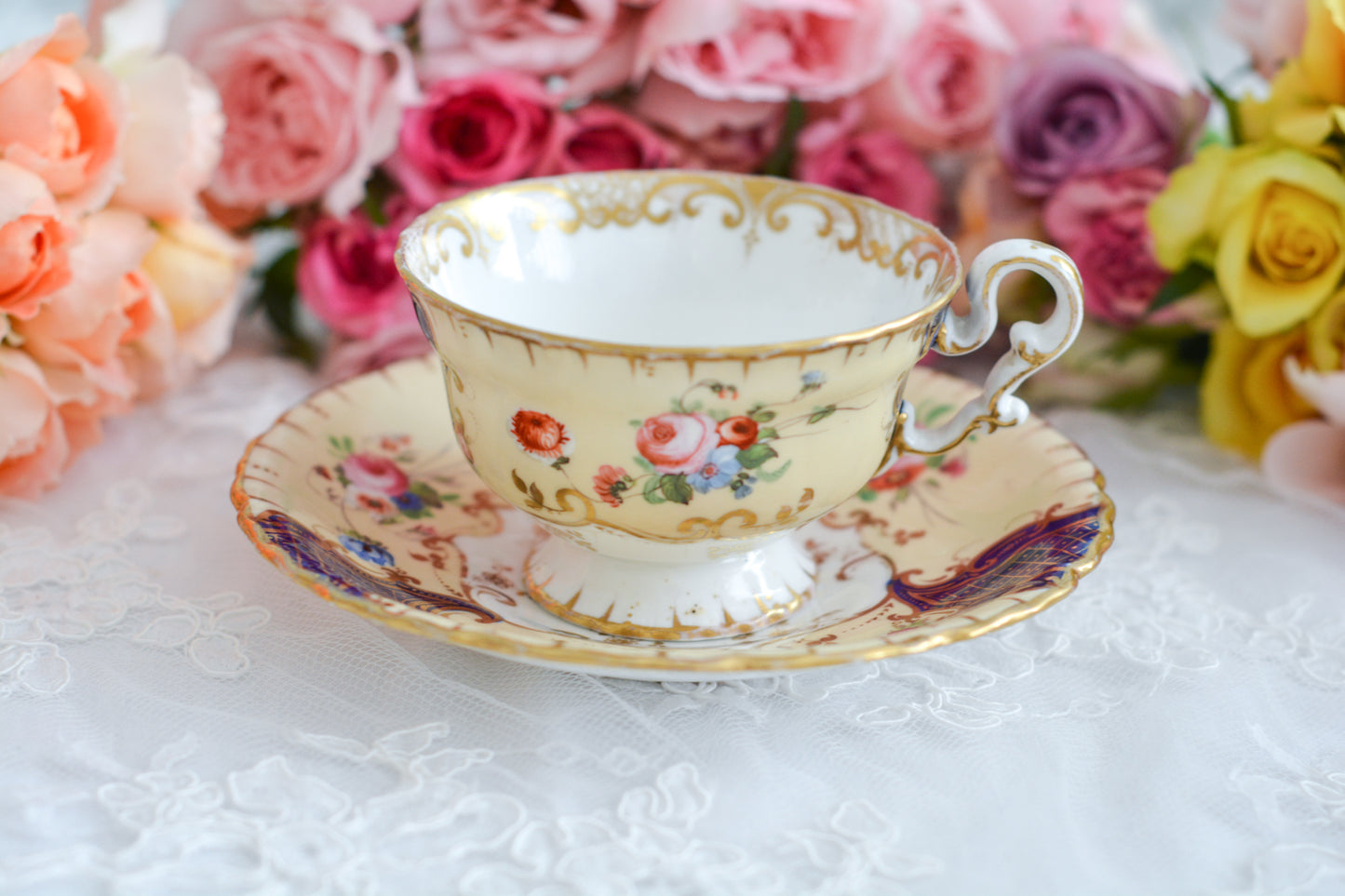 コープランドギャレットの1833年〜1847年頃に作られた貴重なカップ&ソーサーです。コープランド&ギャレット社は14年ほどしか稼働していなかったのですが、この時に作られたカップは優美で、長い時を経た現代においても人々を魅了しています。こちらのカップも優美なシェイプ、ハンドペイントで描かれた花々は上品で美しく見惚れてしまうほど。長い年月を経てやってきてくれた美しいカップをぜひご覧ください。