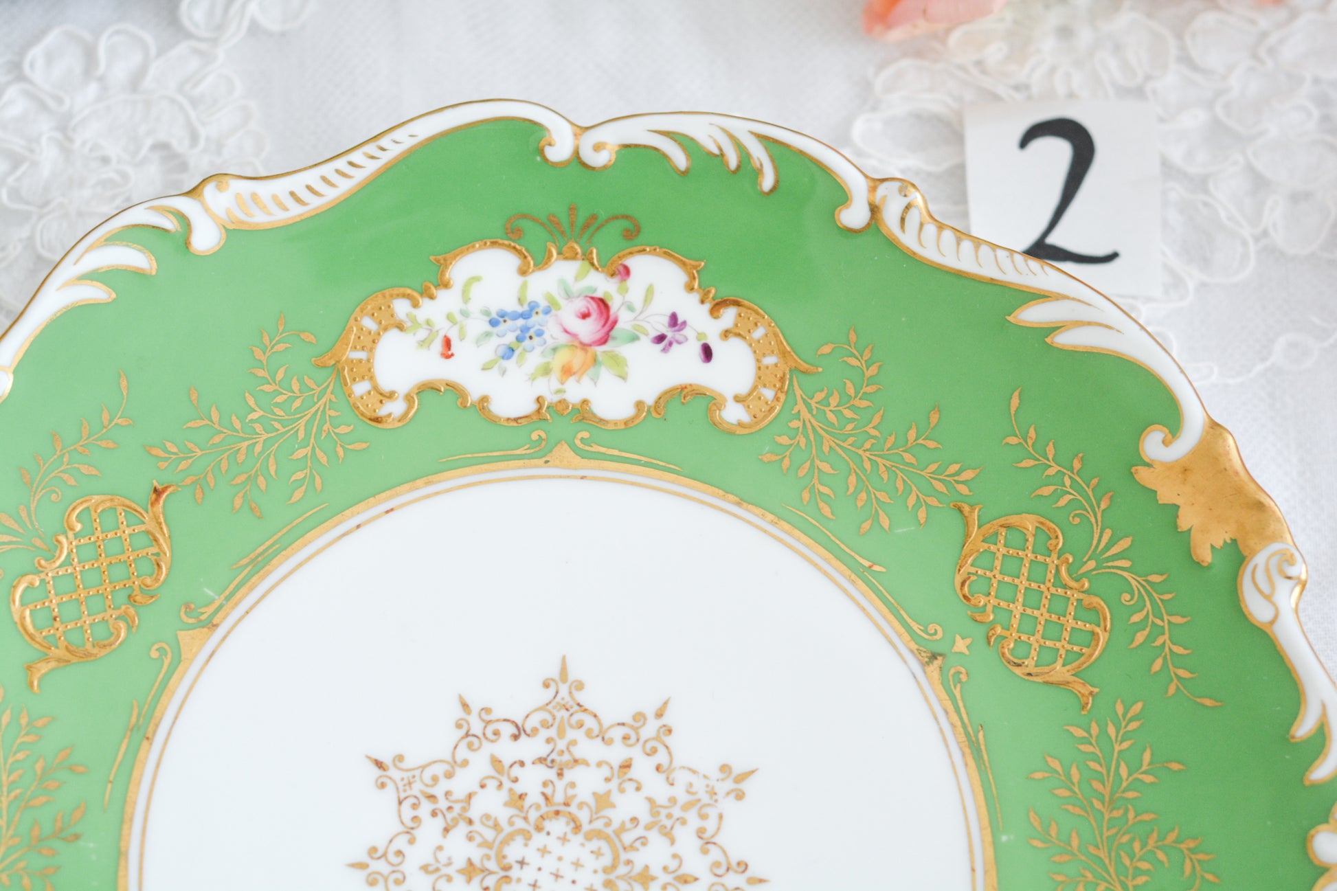 コールポートのアップルグリーンの美しいプレート。手描きで描かれた上品なお花に、金盛りの金彩が大変豪華です。デザートにはもちろん、サービング用としても活躍してくれそうです。こちらは2枚在庫がございます。ハンドペイントのため、描かれているお花も1点1点異なります。①〜②からお選びください。