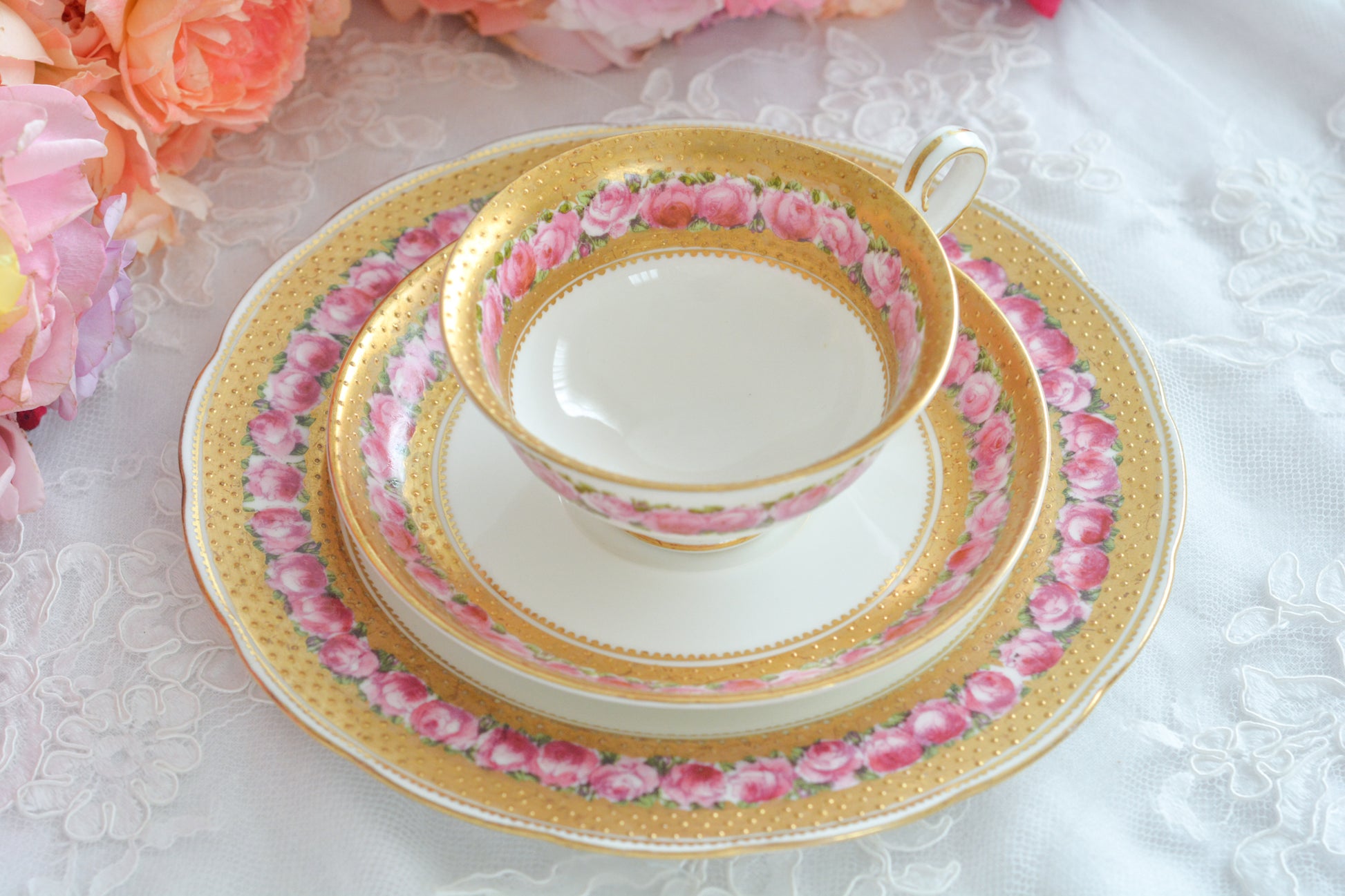 ジョージ・ジョーンズ・クレッセントのとても可憐なティートリオです。立体的なドットが豪華な金彩に可憐なバラが描かれたとても美しいお品です。ジョージ・ジョーンズ・クレッセントは華やかで可愛らしい雰囲気の作品をたくさん作ったメーカーです。クレッセントの可憐な世界観のファンの方も多いです。私もその一人。乙女心をくすぐられて、つい集めたくなってしまうそんな魅力があります。